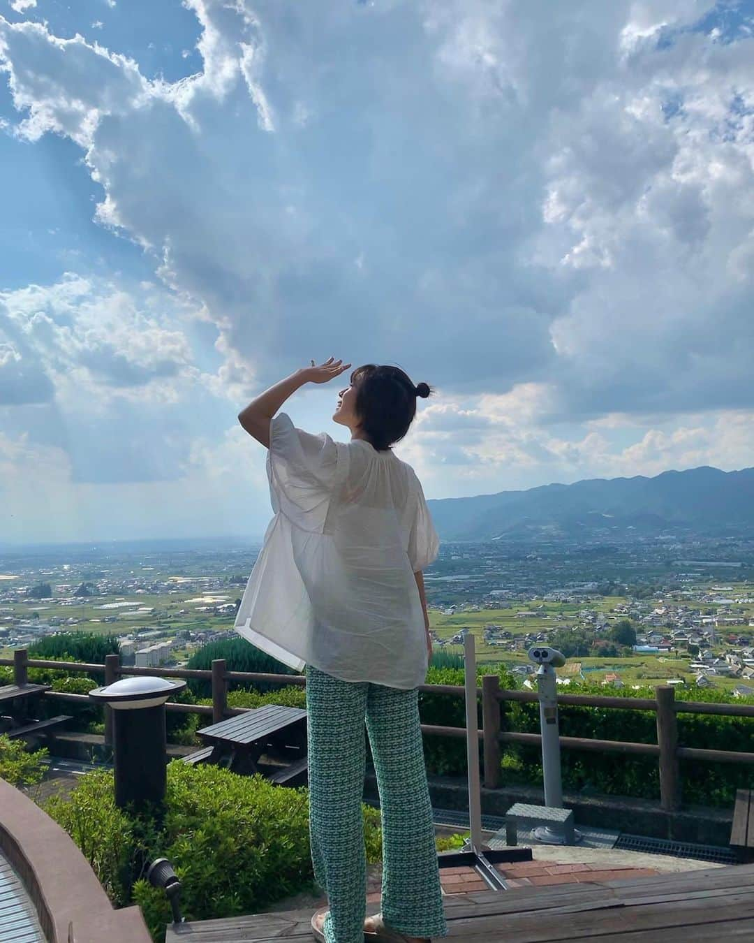 傳彩夏さんのインスタグラム写真 - (傳彩夏Instagram)「風気持ちいい丘だった~ この日のVlog YouTubeに昨日上げたのでみてね~！！」10月5日 18時19分 - denayaka