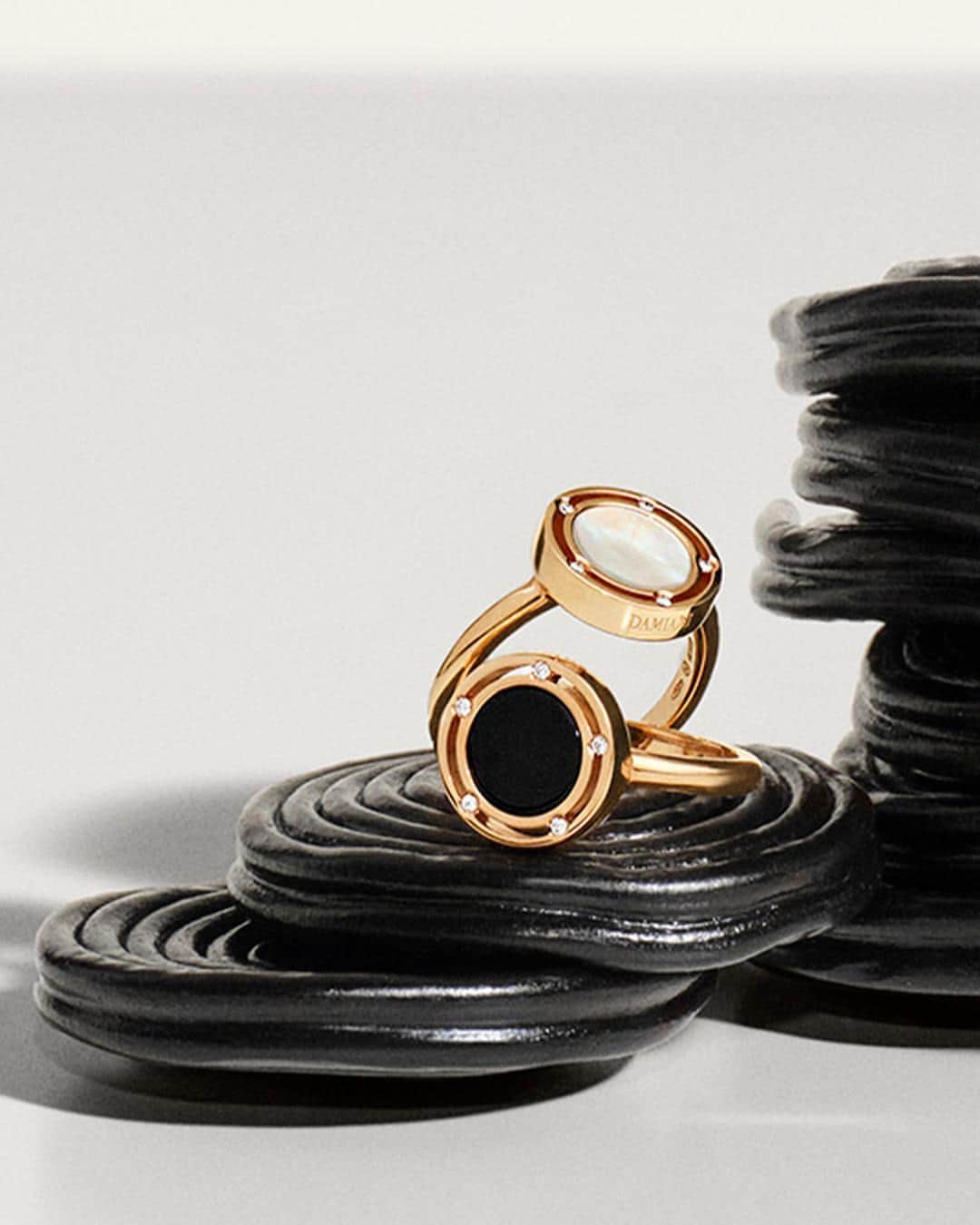ダミアーニのインスタグラム：「Crafted form pink gold and embellished with onyx or mother of pearl, these exquisite Damiani D.Side rings are the unmissable style detail for day-to-day wear.  #TastetheItalianExcellence #DamianiDSide #Damiani #Handmade #MadeInItaly」