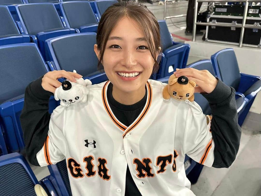 益田恵梨菜さんのインスタグラム写真 - (益田恵梨菜Instagram)「. 2023.10.4 今シーズン最終戦⚾️ . 監督、コーチ、選手、その他関係者の皆さん、ファンの皆さん 色んな悔しさはもちろんあると思うけど 今シーズンも観戦楽しかったです♪♪ . やっと声出し応援も解禁して 選手の応援歌、チャンテ、大声で歌えて んーーー、やっぱり楽しい！！！！ . そして、原監督17年間お疲れ様でした𓂃 𓈒𓏸 私はメンバー表交換の時点で涙が止まらず... この試合が原監督最後の試合と思うと 試合が終わるのがすごく寂しく感じ... なのにすんごいスムーズな試合で...笑 最後は菅野選手と坂本選手の涙にまたやられ... . 来シーズンからは阿部新監督！！！ コーチ陣が世代の方たち たくさんになりそうな予感もしてて なんだかソワソワしております🐰 . 来シーズンもまた たくさん観戦行けたらいいなぁ！ もうから楽しみっ！！！！ . #ジャイアンツ #巨人 #伊織くん #ナイスピでした #原監督 #お疲れ様でした #3枚目 #押しすぎて顔潰れてる #笑 #4枚目は #原監督に手を振る私」10月5日 18時23分 - erina_msd