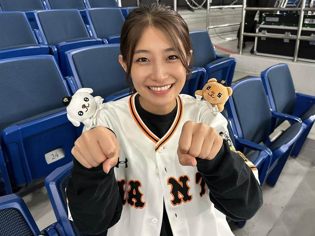 益田恵梨菜さんのインスタグラム写真 - (益田恵梨菜Instagram)「. 2023.10.4 今シーズン最終戦⚾️ . 監督、コーチ、選手、その他関係者の皆さん、ファンの皆さん 色んな悔しさはもちろんあると思うけど 今シーズンも観戦楽しかったです♪♪ . やっと声出し応援も解禁して 選手の応援歌、チャンテ、大声で歌えて んーーー、やっぱり楽しい！！！！ . そして、原監督17年間お疲れ様でした𓂃 𓈒𓏸 私はメンバー表交換の時点で涙が止まらず... この試合が原監督最後の試合と思うと 試合が終わるのがすごく寂しく感じ... なのにすんごいスムーズな試合で...笑 最後は菅野選手と坂本選手の涙にまたやられ... . 来シーズンからは阿部新監督！！！ コーチ陣が世代の方たち たくさんになりそうな予感もしてて なんだかソワソワしております🐰 . 来シーズンもまた たくさん観戦行けたらいいなぁ！ もうから楽しみっ！！！！ . #ジャイアンツ #巨人 #伊織くん #ナイスピでした #原監督 #お疲れ様でした #3枚目 #押しすぎて顔潰れてる #笑 #4枚目は #原監督に手を振る私」10月5日 18時23分 - erina_msd