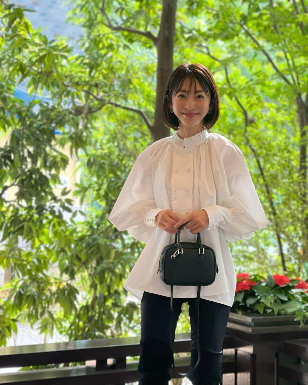 木本泉のインスタグラム：「- まだニーハイブーツは暑かったw☀️  姉キャンでお世話になった方やFleurのバッグをご購入いただいたお客様に偶然お会いできた🧡  偶然って嬉しくなりますよね🎈  幸せな日😉  ブラウスは本日発売のアイテム！ ボリューム感で贅沢な1枚。 体のシルエットを拾わず、ふわっと着ていただけます🕊️」