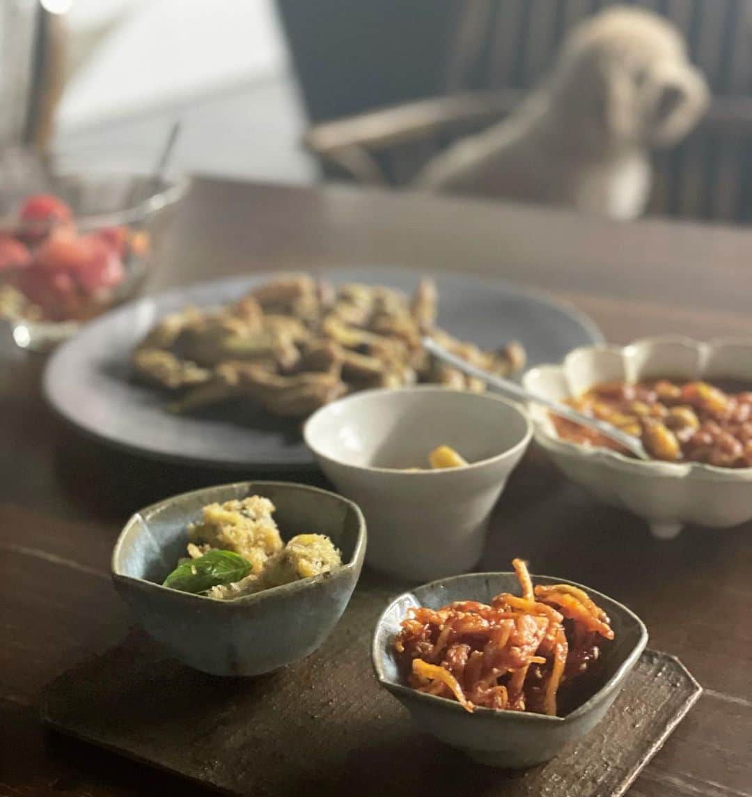 松井美緒のインスタグラム：「…手前2つの六角形の器は今日焼き上がったもの。 いい色に出来上がり満足🙃  中はオリーブをフライにしたものとサキイカのコチュジャン和え。 奥はせせりの炭火焼き、チキンカレー、トマトと塩昆布の胡麻油和え。  #夜ごはん」