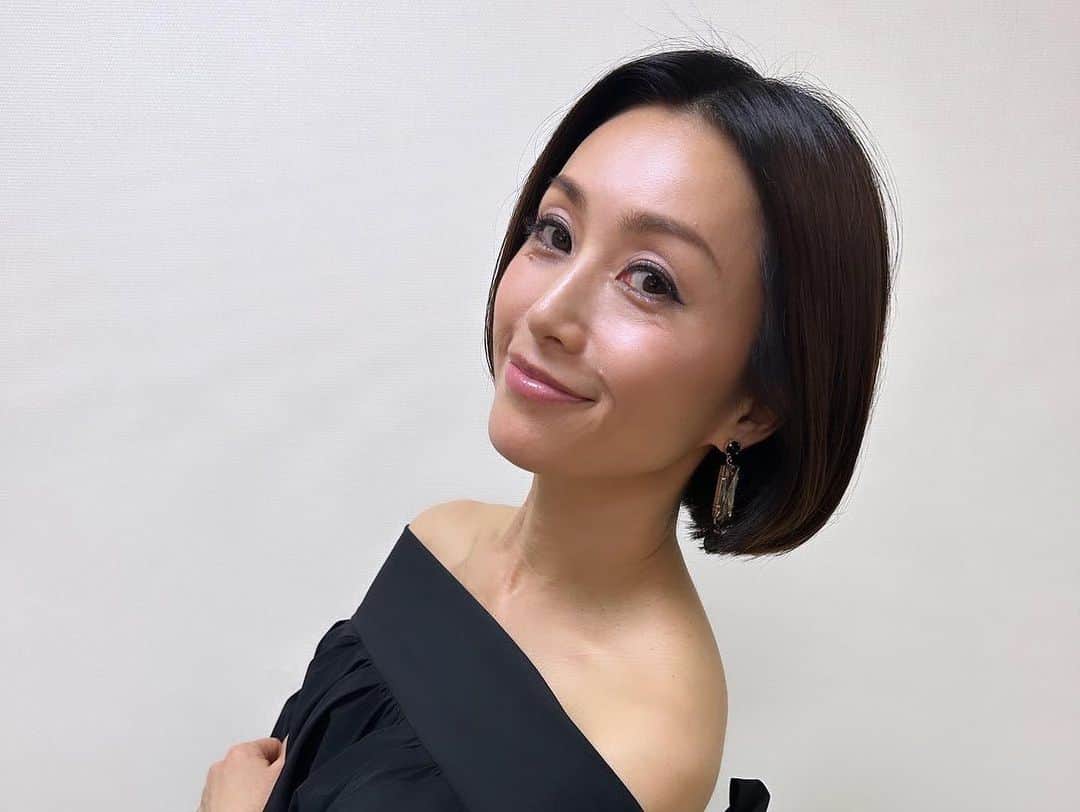酒井法子さんのインスタグラム写真 - (酒井法子Instagram)「本日はBSフジ 「昭和歌謡パレード」に 出演させて頂きました🙇‍♀️ 司会には三雲孝江さん、 そして大変お久しぶりの 中山秀征さんにもお会いできました。😭 秀さんは相変わらずお優しく面白かったなぁ。。 イケメン東京力車さんの 石橋拓也さん、田井裕一さん、白上一成さんにも お会いできました(^^)是非浅草に行きたい所存。 そして、我ら、ブルーラビッツ再び！🐇🐇 西村知美さんと一緒に碧いうさぎを 歌っていただきました😭 ともちんの母なる大地のような暖かな眼差しと 美しい手話で酒井癒されました。 新曲Funny JANEもスーパーダンサーの 瞳さん、FUMIさんもビシバシに踊ってくださり めちゃくちゃかっこいいです。 酒井さんがねぇ。。😅 のりぴー60点。。だなぁ。 また頑張ろうね。あたし。反省🐒な日。 #昭和歌謡パレード #BSフジ #ブルーラビッツ #三雲孝江さん #中山秀征さん #西村知美さん #東京力車 #石橋拓也さん #田井裕一さん #白上一成さん #瞳さん #FUMIさん #酒井法子」10月5日 18時25分 - noriko_sakai_official
