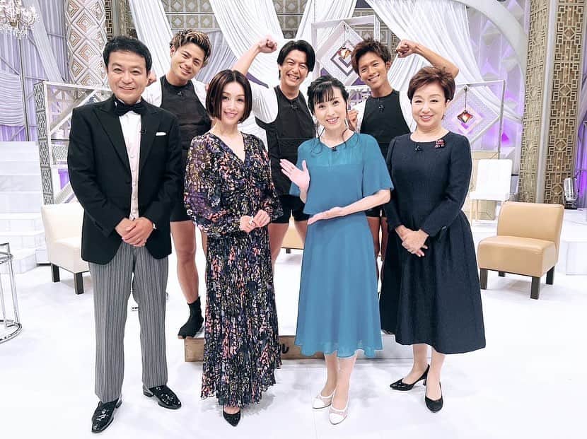 酒井法子さんのインスタグラム写真 - (酒井法子Instagram)「本日はBSフジ 「昭和歌謡パレード」に 出演させて頂きました🙇‍♀️ 司会には三雲孝江さん、 そして大変お久しぶりの 中山秀征さんにもお会いできました。😭 秀さんは相変わらずお優しく面白かったなぁ。。 イケメン東京力車さんの 石橋拓也さん、田井裕一さん、白上一成さんにも お会いできました(^^)是非浅草に行きたい所存。 そして、我ら、ブルーラビッツ再び！🐇🐇 西村知美さんと一緒に碧いうさぎを 歌っていただきました😭 ともちんの母なる大地のような暖かな眼差しと 美しい手話で酒井癒されました。 新曲Funny JANEもスーパーダンサーの 瞳さん、FUMIさんもビシバシに踊ってくださり めちゃくちゃかっこいいです。 酒井さんがねぇ。。😅 のりぴー60点。。だなぁ。 また頑張ろうね。あたし。反省🐒な日。 #昭和歌謡パレード #BSフジ #ブルーラビッツ #三雲孝江さん #中山秀征さん #西村知美さん #東京力車 #石橋拓也さん #田井裕一さん #白上一成さん #瞳さん #FUMIさん #酒井法子」10月5日 18時25分 - noriko_sakai_official