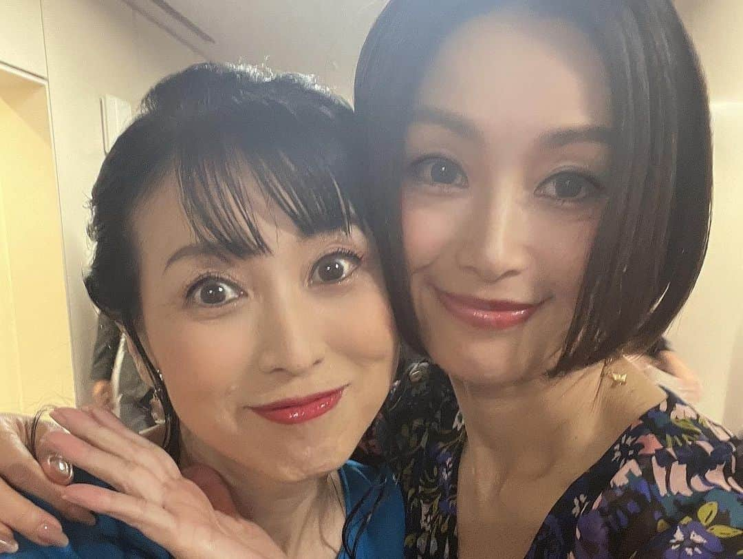 酒井法子さんのインスタグラム写真 - (酒井法子Instagram)「本日はBSフジ 「昭和歌謡パレード」に 出演させて頂きました🙇‍♀️ 司会には三雲孝江さん、 そして大変お久しぶりの 中山秀征さんにもお会いできました。😭 秀さんは相変わらずお優しく面白かったなぁ。。 イケメン東京力車さんの 石橋拓也さん、田井裕一さん、白上一成さんにも お会いできました(^^)是非浅草に行きたい所存。 そして、我ら、ブルーラビッツ再び！🐇🐇 西村知美さんと一緒に碧いうさぎを 歌っていただきました😭 ともちんの母なる大地のような暖かな眼差しと 美しい手話で酒井癒されました。 新曲Funny JANEもスーパーダンサーの 瞳さん、FUMIさんもビシバシに踊ってくださり めちゃくちゃかっこいいです。 酒井さんがねぇ。。😅 のりぴー60点。。だなぁ。 また頑張ろうね。あたし。反省🐒な日。 #昭和歌謡パレード #BSフジ #ブルーラビッツ #三雲孝江さん #中山秀征さん #西村知美さん #東京力車 #石橋拓也さん #田井裕一さん #白上一成さん #瞳さん #FUMIさん #酒井法子」10月5日 18時25分 - noriko_sakai_official