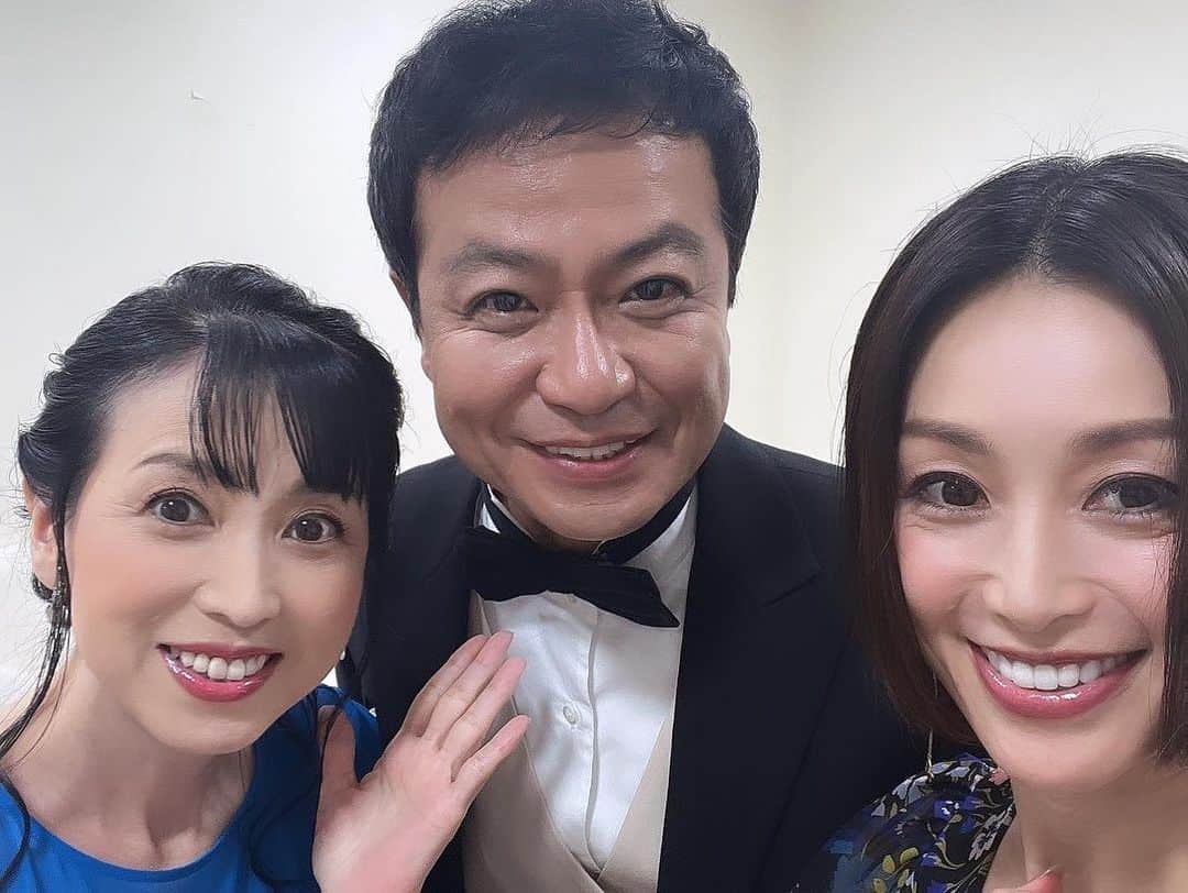 酒井法子さんのインスタグラム写真 - (酒井法子Instagram)「本日はBSフジ 「昭和歌謡パレード」に 出演させて頂きました🙇‍♀️ 司会には三雲孝江さん、 そして大変お久しぶりの 中山秀征さんにもお会いできました。😭 秀さんは相変わらずお優しく面白かったなぁ。。 イケメン東京力車さんの 石橋拓也さん、田井裕一さん、白上一成さんにも お会いできました(^^)是非浅草に行きたい所存。 そして、我ら、ブルーラビッツ再び！🐇🐇 西村知美さんと一緒に碧いうさぎを 歌っていただきました😭 ともちんの母なる大地のような暖かな眼差しと 美しい手話で酒井癒されました。 新曲Funny JANEもスーパーダンサーの 瞳さん、FUMIさんもビシバシに踊ってくださり めちゃくちゃかっこいいです。 酒井さんがねぇ。。😅 のりぴー60点。。だなぁ。 また頑張ろうね。あたし。反省🐒な日。 #昭和歌謡パレード #BSフジ #ブルーラビッツ #三雲孝江さん #中山秀征さん #西村知美さん #東京力車 #石橋拓也さん #田井裕一さん #白上一成さん #瞳さん #FUMIさん #酒井法子」10月5日 18時25分 - noriko_sakai_official