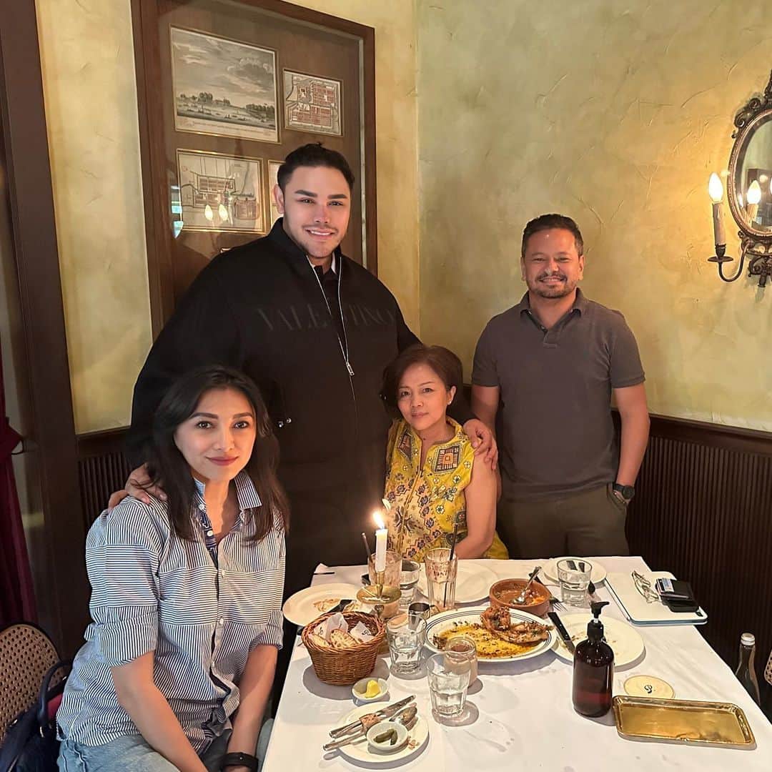 Ivan Gunawanのインスタグラム：「. Feeling incredibly grateful for today, having a pleasant meeting with @petz09 @rubinni discussing for our upcoming collaboration for 50th Anniversary Gadis Sampul. Hopefully this opportunity bringing the best thing for all of us. Siapkah  kalian  ingin  menjadi the  next  GADIS SAMPUL 2023  #ivangunawan  #missmegabintangindonesia #yayasanduniamegabintang  #gadissampul」