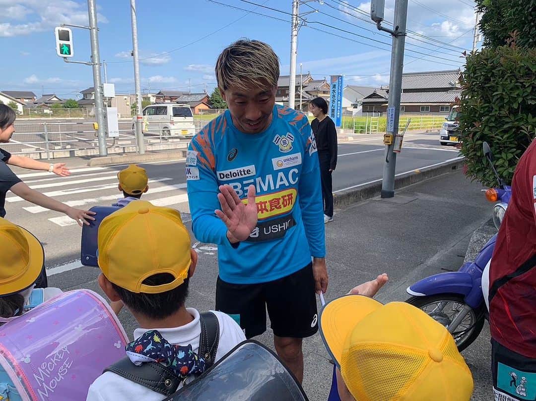 櫻内渚のインスタグラム：「あいさつ運動＆みまもる運動 今日は清水小学校。 安全に帰りましょう😁  #fc今治 #突き進め光射す方へ #清水小学校 #次はどこの学校かな」