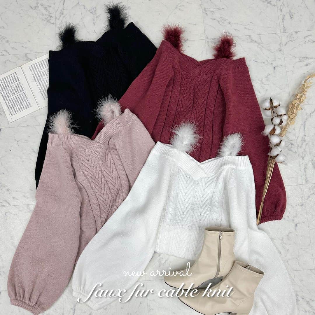 apres jour(アプレジュール) のインスタグラム：「【new arrival🎀】10/5(thu) 21:00〜 ⁡  ◆ゆるっとあざとかわいいフェミニンニット  肩のフェイクファーが今年らしいニットプルオーバー。 ちらりと肌見せができる緩やかなVネックが女性らしい。 フェイクファーのショルダーが支えになるため、肩からニットが 落ちすぎてしまう心配もなく着ていただけます。  厚めのもっちりしたニットなので真冬まで長く使えます。 ヒップが半分くらい隠れる丈感でアウトで着る際は よりゆったりとしたシルエットになるのもかわいいポイントです。  ⁡ 🏷️フェイクファー付きケーブルニット　 商品番号🔎983997 サイズ…F/XL ¥3,995(taxin) ⁡  こちらの画像はインスタ用に加工しておりますので、カラーの雰囲気が実際の商品と異なる場合がございます。 商品ページにてカラーのご確認をお願い致します。 ⁡ #ZOZOでしか買えない #アプレジュール #アプレ部」