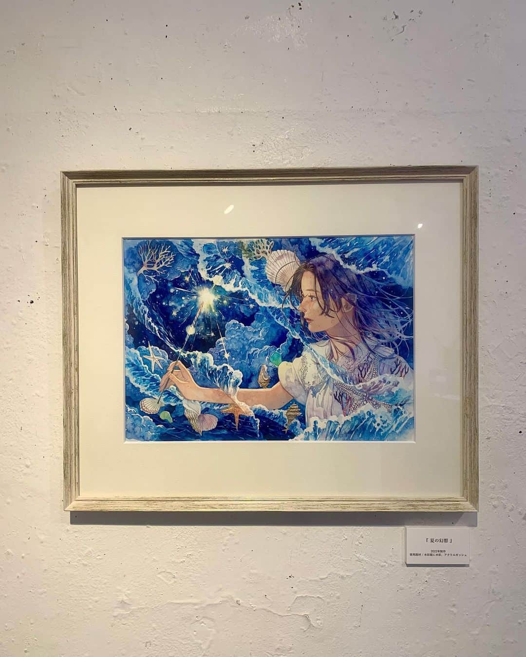 のインスタグラム：「. 昔からずっと好きな @silentletter_eri  さん個展へ  いつか曲のジャケットを描いてほしいと 願ってる人  今回も素敵でした  家にはポスターとかポストカードとか 色んなものがあるけど  新作のポストカードゲットして満足  #silentletter #個展#art#吉祥寺#アート#画家」