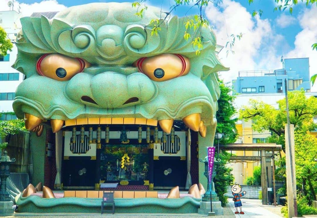 Osaka Bob（大阪観光局公式キャラクター）のインスタグラム：「Within the precincts of Namba Yasaka Shrine is the "Shishi-den" or Lion Hall. It's a unique power spot that has gained attention for its supposed ability to bring good luck. It's also Instagram-worthy, so give it a visit! 😊  難波八阪神社の境内にある「獅子殿」 ユニークすぎるパワースポットとして話題になっていて、勝負運がつくと言われている神社やで👍 インスタ映えするから行ってみてや😀  —————————————————————  #maido #withOsakaBob #OSAKA #osakatrip #japan #nihon #OsakaJapan #大坂 #오사카 #大阪 #Оsака #Осака #โอซาก้า #大阪観光 #sightseeing #Osakatravel #Osakajepang #traveljepang #難波八阪神社"」