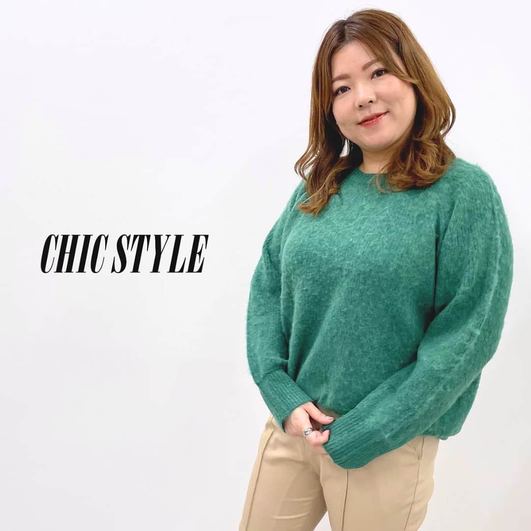 のインスタグラム：「これからのシーズンのヘビロテアイテム！ 肌触りの心地よいニットをご紹介✨  ゆるっとしたサイジングなのでインナーに、ロンTや薄手のタートルネックカットソーを合わせてスタイリングすると今期らしいトレンドコーディネートの完成。  衿ぐりは開きすぎず詰まりすぎずのちょうどいい開きで、一枚でもレイヤードしてもサマになるネックライン仕上がりに。  畦編ヘアリーニットチュニック 【商品番号No. AWD0123E0038 】 color:グリーン、パープル、グレー size:L,LL,3L,4L,5L,6L,8L,10L  ▼インスタプロフィールのURLからCHIC STYLE公式販売サイトを check✔︎ @la_smileland  __________________________________________ ブランド紹介:CHICSTYLE  トレンドに偏り過ぎない、洗練されたアイテムを、肩の力を抜いて自分らしく着こなす。 そんな大人カジュアルスタイルを提案する「CHIC STYLE（シックスタイル）」。  シンプルだけど、シルエットやディテールにこだわったアイテムが好きな、あなたのためのブランドです。 __________________________________________  【model:TENちゃん　158㎝　・3L着用( @ten.amane_plussizemodel ) 】  【model:みつえちゃん　172㎝・3L着用( @mitsue_modelstyle ) 】  #smileland#スマイルランド#ニッセン#大きいサイズ#大きいサイズのお洒落#プラスサイズ#棉花糖女孩#ぽっちゃりコーデ#plussizefashion#ぽっちゃり#オトナ女子#ぽっちゃり女子#plussizestyle #秋コーデ#冬コーデ#CHICSTYLE#シックスタイル#お出かけコーデ#大人カジュアル#大人カジュアルコーデ #ニット#ニットコーデ #ニットトップス」