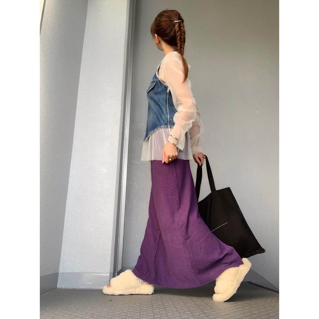 のインスタグラム：「先週のまだ暖かかった日のコーデ.•*¨*•.¸¸  先週は4男の体育大会があったり、テニス行ったり~バタバタだった💨 なんだかんだまだ暑くて汗ばんでた。。。  のに…今見たら涼し気なコーデよね💦  体育大会でオババは他人の子も自分の子も関係なく、競技してる姿見て泣けてきて涙腺崩壊してた👵🏼💦 歳を重ねるごとにホント涙もろくなる💦  2コーデ目が体育大会コーデです‧✧̣̥̇·͜·⚐⚑� (どうでもいい情報…😝)  #code  #coordinate #ootd #outfit #mylook #ママコーデ#156cmコーデ #aere #zara #ugg #vacancy #ungrid #newbalance #holiday」