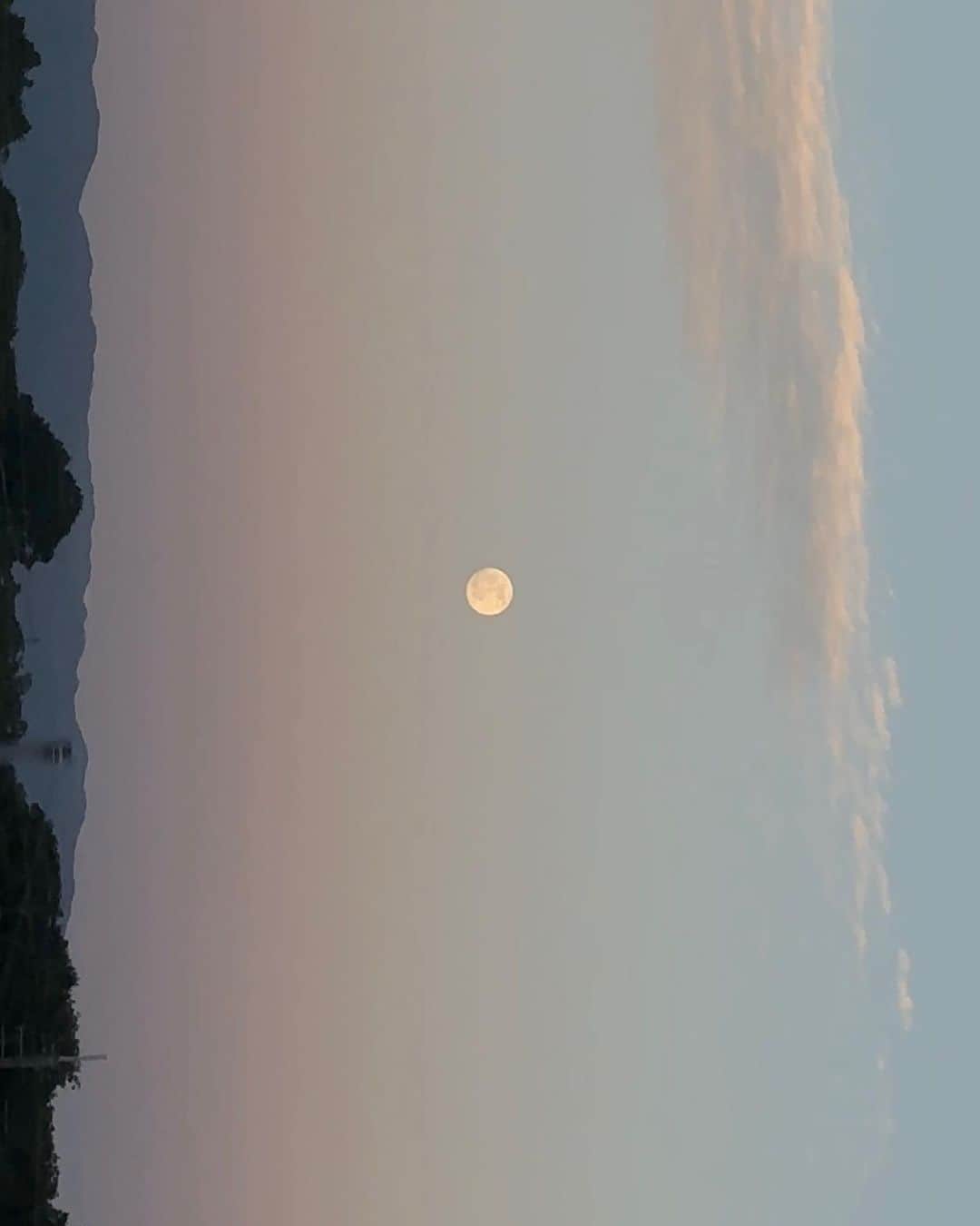 梯真奈美さんのインスタグラム写真 - (梯真奈美Instagram)「一瞬 一秒移り変わる自然の創り出すアート🌕🌍  儚く 美しい✨  せわしない日々を送ってるときこそ 空を見上げることって大事。♡」10月5日 18時39分 - official_manami