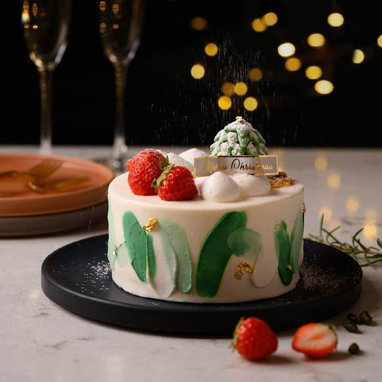 アニヴェルセル みなとみらい横浜 公式のインスタグラム：「． ．  クリスマスケーキを販売します🎄✨  今年のケーキは濃厚なピスタチオクリームで クリスマスツリーを表現！ ビジュアルも楽しいクリスマスケーキです🔔  アニヴェルセルがプロデュースしてきた ウェディング10万組を記念し 「軌跡」と「奇跡」ふたつの想いを込めて作った 「キセキのショートケーキ」🍰  今回は9月8日(金)にリニューアルOPENした 【記念日の館】「アニヴェルセル 表参道」に 新登場したパティスリー『CAKE』の パティシエ・宇川が手掛けました🕊  「スポンジはしっとり。クリームは甘すぎない。」 これまで25年間にわたり培ってきたノウハウとレシピを活かし スポンジはしっとりクリームは甘すぎないケーキに仕上げました  くちどけの優しい生クリームと酸味のあるいちご ふんわりとしたスポンジの組合せが絶妙です🍓  そして…濃厚なピスタチオクリームで表現した クリスマスツリーと側面のグリーンデコレーションが 目を引くビジュアルデザインも楽しい逸品です🫧  カップルからファミリーまで 素敵な一日に彩を添えるクリスマスケーキを 今年もお楽しみくださいませ💎  【販売期間】 2023年10月3日(火)～2022年12月11日(月)  【受取期間】 2023年12月23日(土)・12月24日(日)  【料金】　 キセキのショートケーキ(直径:12㎝) ￥5,000＋税  【受取場所】 アニヴェルセル 表参道 アニヴェルセル みなとみらい横浜 ※店内のご利用がなくてもお求めいただけます  【予約方法】 @anniversaire_official ハイライト「ケーキ🎄」より  ﾟ･*:.｡. .｡.:*･゜ﾟ･*:.｡. .｡.:*･ﾟ･*:.｡. .｡.:*･゜  横浜 みなとみらいの結婚式場 #アニヴェルセルみなとみらい横浜  📌海や空のように「永遠に続く」という 　意味を持つロイヤルブルーのバージンロード  📌120年の歴史が刻まれた 　壮観なステンドグラスのチャペル  📌好みに合わせて選べる 　7つの貸切披露宴会場  @anniversaire_minatomirai  👆詳細はプロフィールURLの 　公式HPよりご覧いただけます✨  ﾟ･*:.｡. .｡.:*･゜ﾟ･*:.｡. .｡.:*･ﾟ･*:.｡. .｡.:*･゜  #アニヴェルセル #アニヴェルセル表参道 #アニヴェルセルみなとみらい #アニヴェルセルカフェ表参道 #クリスマスケーキ2023 #クリスマス2023 #クリスマスケーキ #クリスマスケーキ予約 #クリスマス準備 #クリスマスパーティ #クリスマスパーティー #クリスマスパーティー料理」