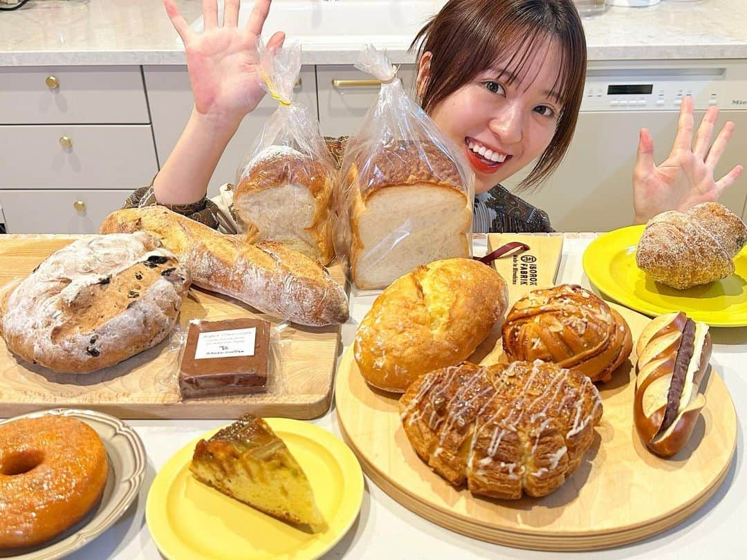 はるあんのインスタグラム：「パン巡りの旅をしに🍞 那須塩原に行ってきました！  前から気になるパン屋さんがたくさんあって、まとめてたくさん行ってみました♡  まずは @shopain_artisan さん。 車の中でかぶりついたクリームドーナツが美味しかったなぁ！あとはキャロットケーキもおいしかったし、パリパリなチャバタもおいしかった！ お店の雰囲気もかわいいよね♡  続いてはNAOZOさん。 素敵すぎる店内の窯で焼かれているハード系のパンたち。事前に予約しておくんだけど、わたしはバゲットとレーズンとくるみを予約。食べてみたらもう感動…！本当においしい！味わい深くて、バリッともちっと。最高でした。また行きたい。  人気のカフェにも行ったよ♡ @shozo_information  かわいい店内に、びっくりするほどおいしいカフェオレ☕️ 松の実のタルトも絶品でした。でもさ、母と巡ったんだけど、タルトの背？のほうから食べる母。どう思う？笑 我が母ながらに驚きました。  あとはね、 @kanelbread の湯種食パンとか（もちもちで美味しかったよ） ビートルズがテーマになってるパン屋さん、ペニーレインのりんごのデニッシュ。名前はリンゴスターって言うんだよ🤭  とっても楽しいパン旅でした〜！ 次はどこに行こうかな🥺  #パン屋  #パン屋巡り  #那須塩原」