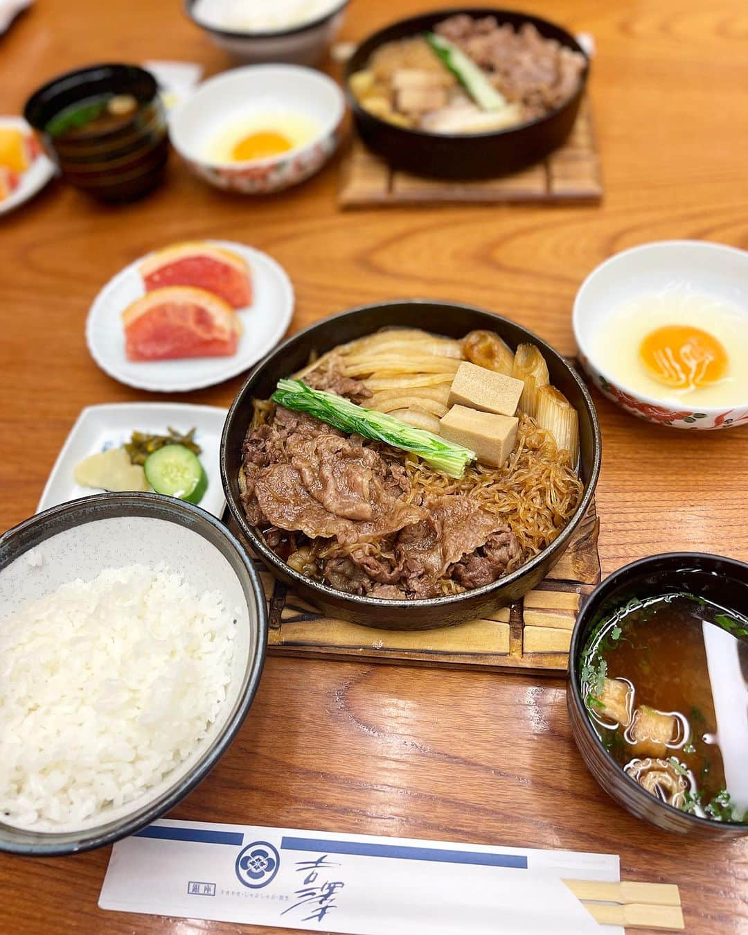 小川りかこさんのインスタグラム写真 - (小川りかこInstagram)「これで1650円はコスパ良き❤️ 銀座吉澤のすき焼御膳鍋、お米も美味しかった🍚 お肉にしっかり味が染みているからご飯も進む🤤 ランチタイムはやっぱりお得だね〜♪  #すき焼き#すきやき#ランチ#銀座#銀座ランチ#lunch#銀座吉澤#吉澤#ginzayoshizawa#グルメ#銀座グルメ #バズる#gourmet#コスパ#コスパ最高 #美味しかった#sukiyaki#すき焼御膳鍋」10月5日 18時32分 - rikakoogawa