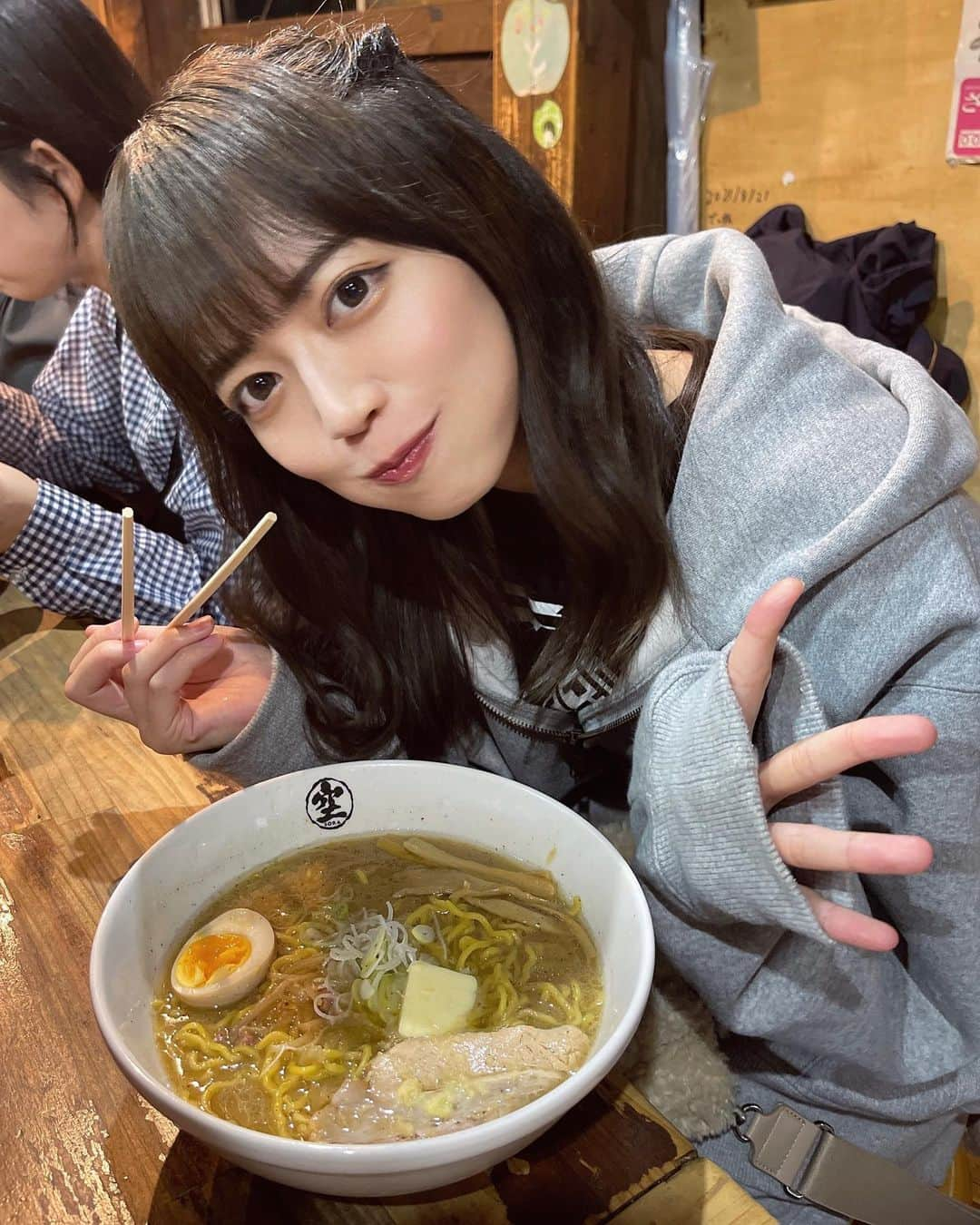 佐藤絵里香のインスタグラム：「-☺︎  北海道遠征記録3️⃣  らーめん 空🍜 北海道来たらラーメンは絶対だったからここはメンバーのファンの方が教えてくれたみたい！  味噌にバターは絶対うんまいんだよ〜☺️ 生姜乗っててあっさりなみそでした🤐  ・ ・ ・ #北海道グルメ #ラーメン #らーめん空 #アイドル #グルメ #アイドルヘア #彼女感 #ヘアアレンジ #前髪 #ミディアム #japanesegirl #japaneseidol #偶像 #idol #instafood #eatme #ramen🍜 #followme #hokkaido #えりかちゃんすきすきぐらむ 笑」