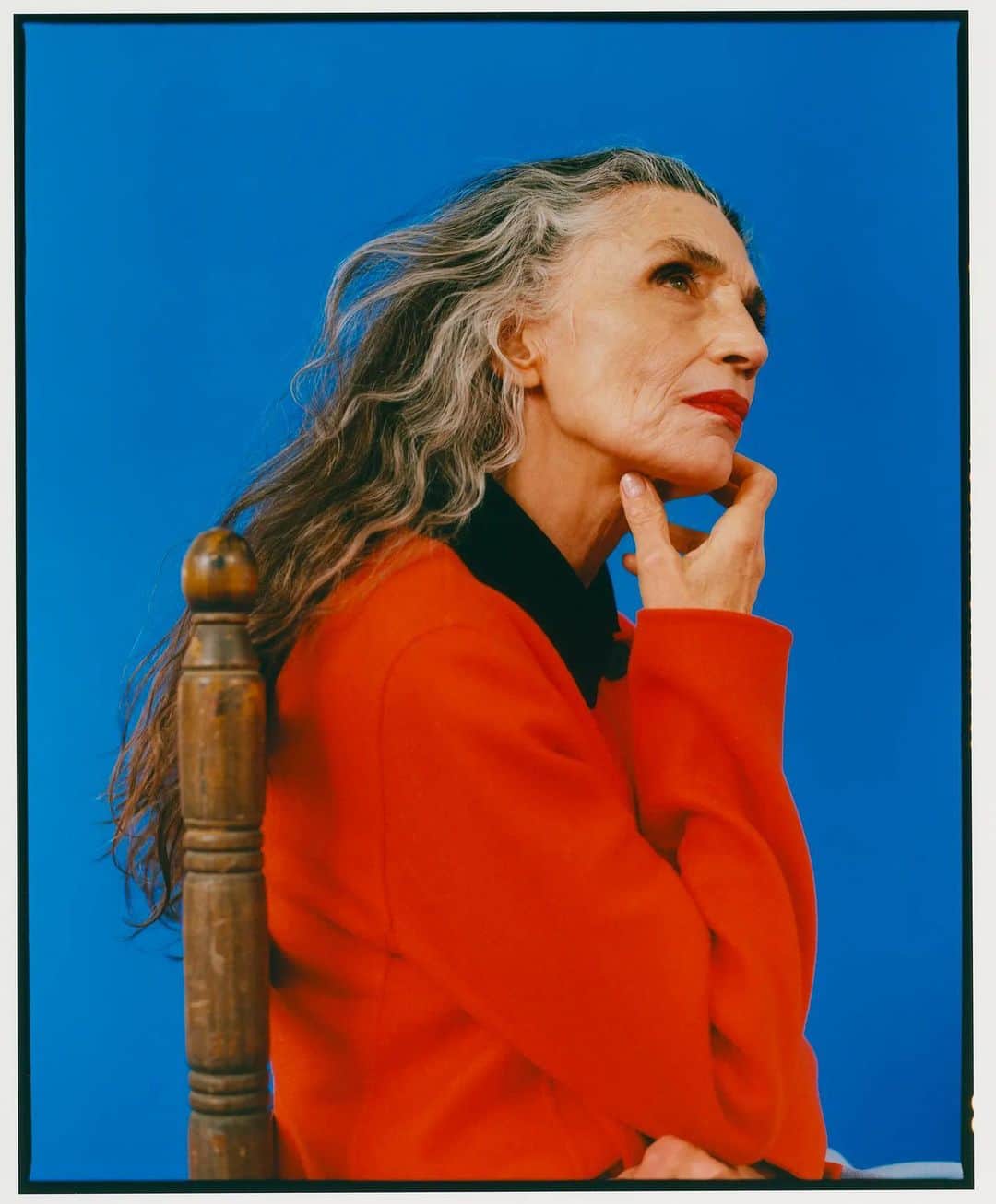 Vogue Españaのインスタグラム：「“Si lo piensas, salvo rarísimas excepciones, todos estamos aquí por historias de amor”. Hoy, la actriz Ángela Molina cumple 68 años ❤️ ▪️Fotografía: @camilafalquez  ▪️Estilismo: @albamelendo」