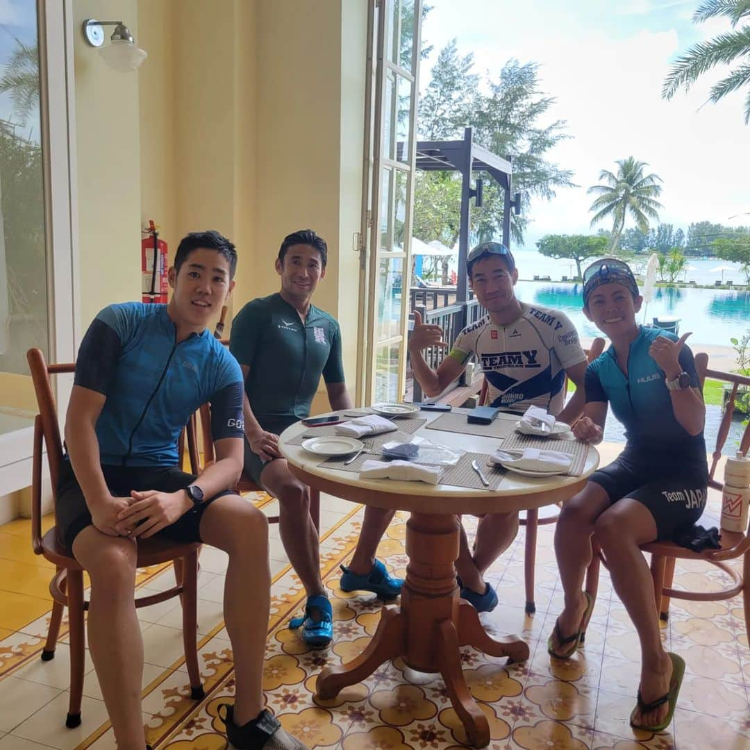 上田藍さんのインスタグラム写真 - (上田藍Instagram)「. 🇲🇾🇲🇾🇲🇾🇲🇾🇲🇾🇲🇾🇲🇾🇲🇾🇲🇾🇲🇾🇲🇾🇲🇾  2023 IRONMAN 70.3 Asia Pacific Championship Langkawi.🏝️☀️ #weekend🏊️🚲️🏃 #triathlon #IRONMAN703  🇲🇾🇲🇾🇲🇾🇲🇾🇲🇾🇲🇾🇲🇾🇲🇾🇲🇾🇲🇾🇲🇾🇲🇾  10月7日(土)にマレーシアにて開催される【2023 IRONMAN 70.3 Asia Pacific Championship Langkawi】に出場をします🇲🇾🏝️☀️  ランカウイは初めて訪れる場所ですが、気候は☀️晴れると蒸し暑く、1日の中で時折スコール☔がくるので雨が降りだすと涼しいので、レース当日がどのような天気になるか色々なイメージを作っています。  バイクコースに3ヶ所、要となるアップダウンがあると聞いていたので、現地についてから試走でチェックをしてきました🚲️✨  その1つとなる、緑に囲まれたモンキーロードと言われる起伏ゾーンは、今日は試走中に激しい雨が降りだしてお猿さんとは出くわせなかったですが、なかなか雰囲気のあるコースでした🐵  バイク試走の後、ランチを食べに入ったホテルのレストランでオーダーをしたフルーツシェイク(バナナ・オレンジ・マンゴー)がとっても美味しかったです😋🍌 メインのローストチキンライスも美味しくて、コースチェックもエナジー補給も順調に行っていけています😊🍀  私としては、サウナのような蒸し暑い気候に強いので、レース当日は暑さを味方につけて戦っていきたいと思います☀️  レースナンバーは【4】です。 皆様ぜひ、応援パワーをおくってきていただけると嬉しいです🤗✨  ベストを尽くしてきます💪🔥 宜しくお願いします。  リソル・稲毛インター 上田　藍  📷️①/レースナンバー4. AI🇯🇵名前入りが嬉しいです🙆  📷️②/美味しいバナナシェイクでご満悦顔🤗🎵  📷️③/現地入りをしてから、お知り合いになれた高橋選手、秦選手、田中選手と試走やお食事をご一緒しています☺️  📷️④/スイムコースとなる海が綺麗な景色です🏝️✨  #アイアンマン #マレーシア　#ランカウイ🇲🇾 #美味しい食べ物😋 #レースに向けて整えていきます🌿 #トライアスロン #上田藍 #感謝💓」10月5日 18時34分 - ai_love_tri