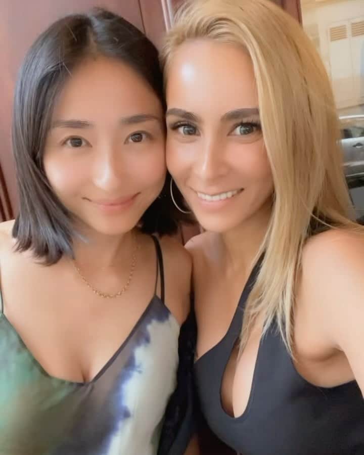のインスタグラム：「心友との電話で癒された♥️🫶🏽 お互い海外に引越してからの方がよく話す笑  東京にいる時は"いつでも会える"感覚が強いので 電話自体ほぼしなかったからこうして長電話したり 近況報告が定例化していてとても楽しい📱🌹  先日𝐏𝐚𝐫𝐢𝐬集合できた心友と過ごした時間は 家族dinnerの後に杏奈の旦那様がbabyみてて くれたお陰で2人でBARに行き、サウナに入り、 最高のquality timeを過ごすことができました🙏🏼♥️  人生のターニングポイントだったのかな… 25年お友達していてもいままで話してこなかった 深い話し(主に仕事の事だけど)ができて ほんとーに良かった😌♥️♥️♥️  #MaliaAndAnna #bestie #LeClownBar #France #Paris #🇫🇷」