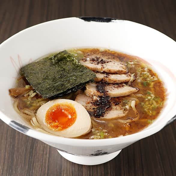 新横浜ラーメン博物館(ramen museum)のインスタグラム：「【げんこつ屋1994 新メニュー情報】  残り3週間を切った「名代ら～めん げんこつ屋1994」より新メニュー情報！  数種のオーガニック野菜を絶妙なバランスでブレンドし、じっくり火にかけ香りを抽出した香油が味の決め手。 どんぶり一面に広がる香油の香りがたまらない、げんこつ屋ファン待望のメニューが「げんこつ屋1994」バージョンで登場します！  🍜香油ら～めん（1,280円） 🗓️2023年10月6日(金)～10月22日(日)  詳細はコチラ ➡️https://x.gd/JClJH  #ラー博 #ラーメン博物館 #横浜 #新横浜 #新横浜ラーメン博物館 #ラーメン #中華そば #ラーメン部 #ラーメン女子 #デート #ラー活 #ラーメンインスタグラム #横浜グルメ #昭和レトロ #昭和 #夕焼けの街 #ramen #raumen #あの銘店をもう一度 #94年組シリーズ #げんこつ屋 #二代目げんこつ屋 #名代らーめん #まぐろ節 #げんこつらーめん #ダブルスープ #香油 #香油ら～めん #期間限定」