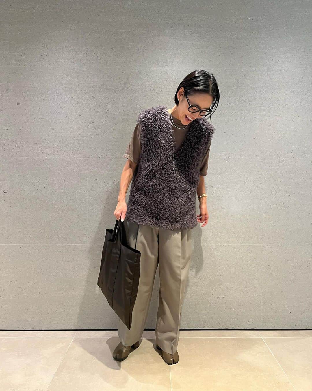 金子綾さんのインスタグラム写真 - (金子綾Instagram)「today's... #ootd  #akcloset   ファーベストに合わせてニュアンスカラーのグラデーション。 Tシャツは何年も前にコラボさせていただいたもの。」10月5日 18時37分 - ayaaa0707