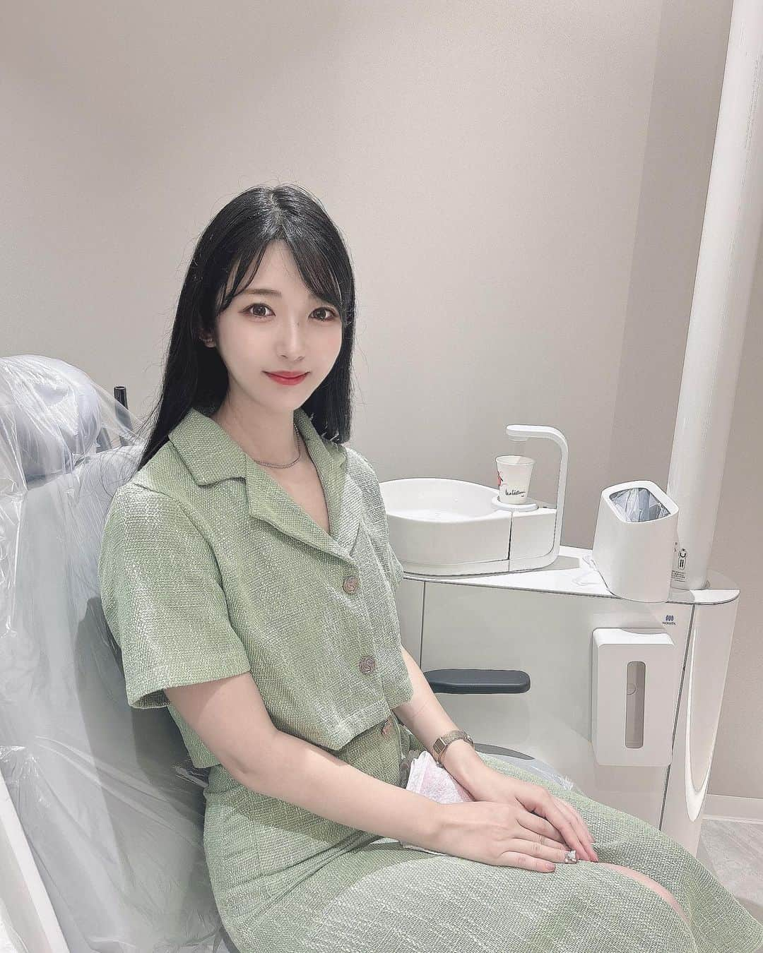 れみぱんのインスタグラム：「✨PR✨ 東京ーL歯科クリニック @tokyol_dental_clinic で歯列矯正を始めて2ヶ月が経ちました🦷✨ : インビザライン矯正(マウスピース矯正)は本当に目立たず、自分から言わないとほぼバレないレベルなので私はインビザライン矯正にしてよかったなーって思っています😊💝 私は痛みも全然なく、ご飯も問題なく美味しく食べれています🦷 (最後の写真がマウスピース装着して歯を出して笑ってる写真) : 歯の動きも順調みたいなので半年後が楽しみ😊！ : 院内がめちゃくちゃお洒落で綺麗で毎回ここ歯医者さんだよね？って思う😂✨ : #PR #東京Ｌ歯科 #歯列矯正　 #マウスピース矯正 #インビザライン @tokyol_dental_clinic」