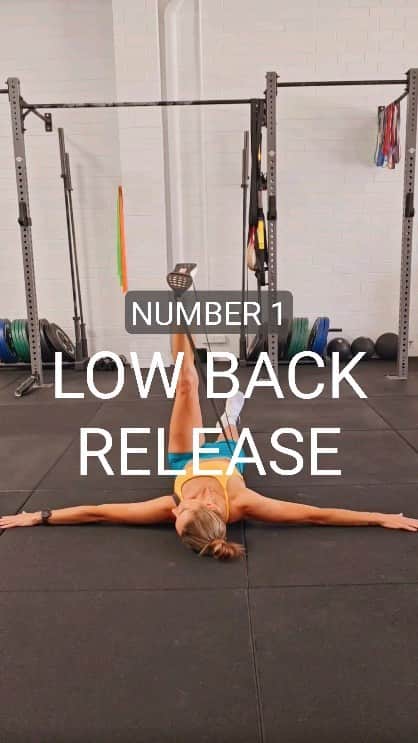 のインスタグラム：「No. 1 LOW BACK RELEASE 😮‍💨 This has to be my absolute favourite release at the moment...my body feels b r a n d  n e w every time I do it 🤩  We need more rotation in our lives, pelvis rotating around the ribcage & ribcage rotating around the pelvis. Rotation helps to improve mobility of the spine & pelvis...super important for exercise, but also important for our day to day tasks.  Stiffness, tightness, aching, acute pain...especially if it is unilateral (one sided) if you feel any of these in your lower back, add more rotation into your training.  EXERCISE TIPS: - if the band starts on your L shoulder, it hooks onto your L foot. - start with slow continuous rotations (aiming to keep both shoulders on the ground) looking in the opposite direction your foot is going~ 3reps. - finish with a hold, allowing your foot to come completely to the ground (lift the opposite shoulder off the ground to do this)...then slowly melt the shoulder down and B R E A T H E.  #spinalrotation #lowbackpain #lowbackrelease  ab❤️x  Wearing: @lskd 💛 AMANDA15 for 15% off!」