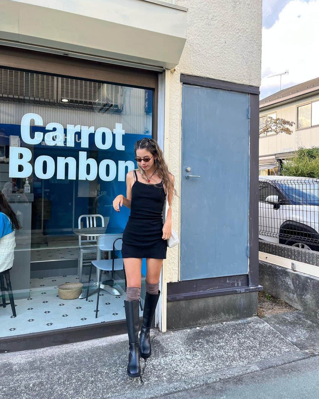 Rika Vanessaのインスタグラム：「ずっと欲しかった 黒ロングブーツに挑戦してみた☺️👢🖤  足がとても綺麗にみえるシルエット！ @alm._official のだよ✨  10/9(月)までの新宿LUMINE2でPOP UP  やってるので是非行ってみてください☺️  キャロットケーキ食べに行った✌🏽🥕☕️  #alm #almofficial #almshoes #アルム #PR」