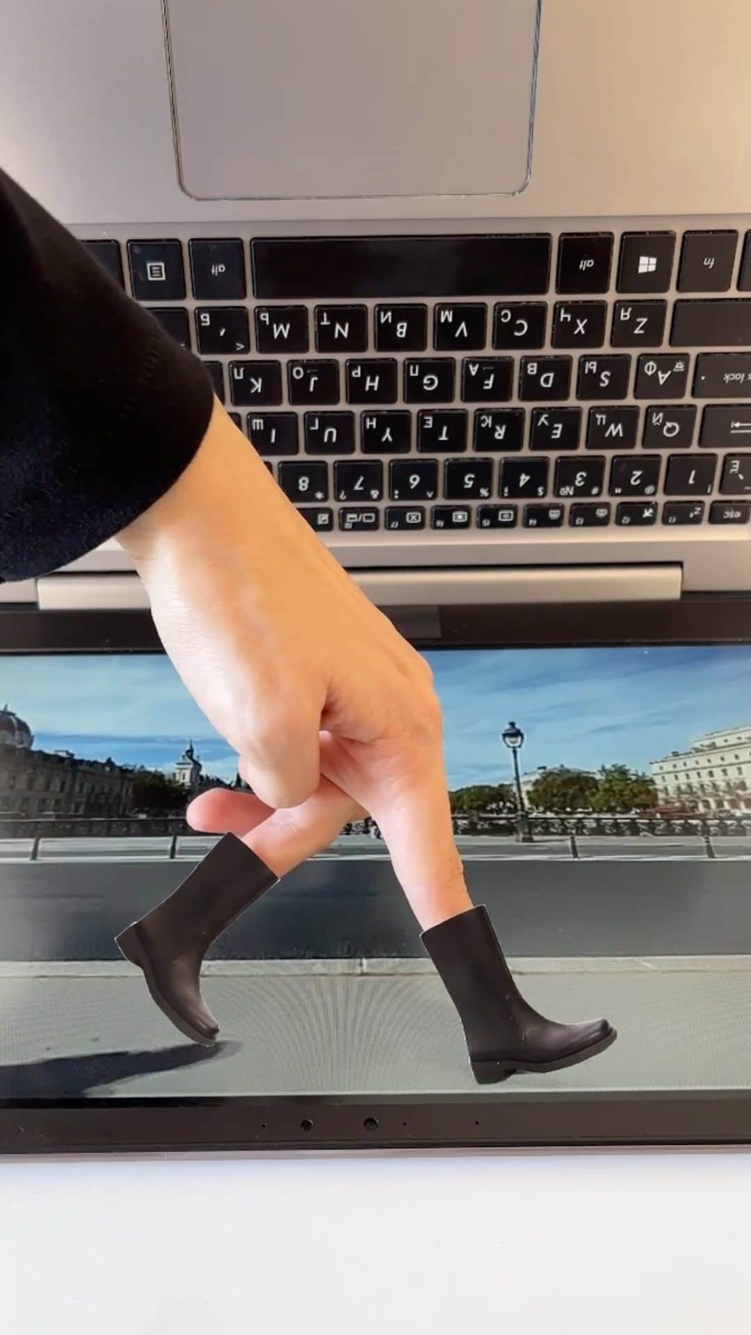 のインスタグラム：「“i’m walking on boots” 🌞  credits to @c_zoy」