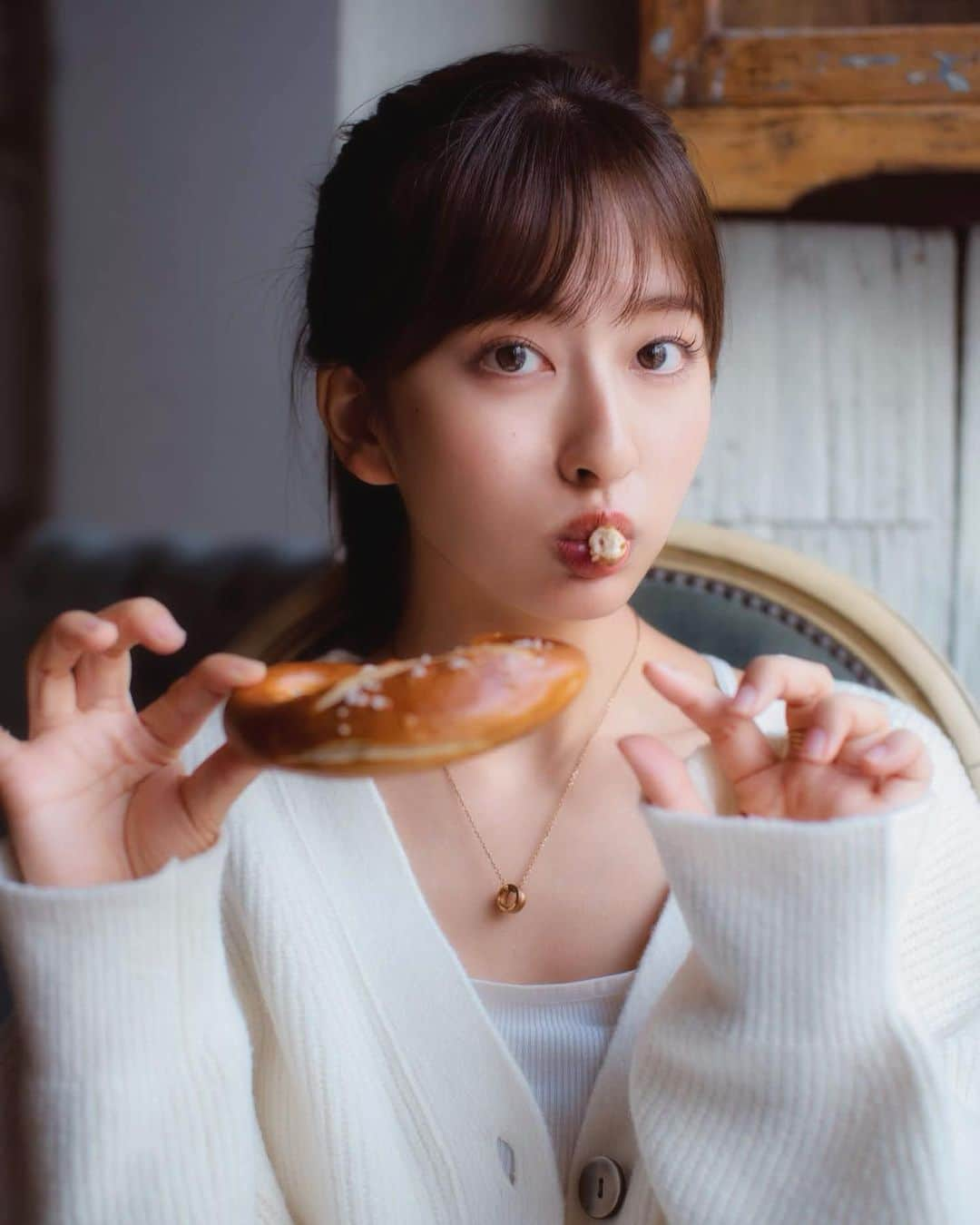 斉藤里奈のインスタグラム：「んまい🥨」