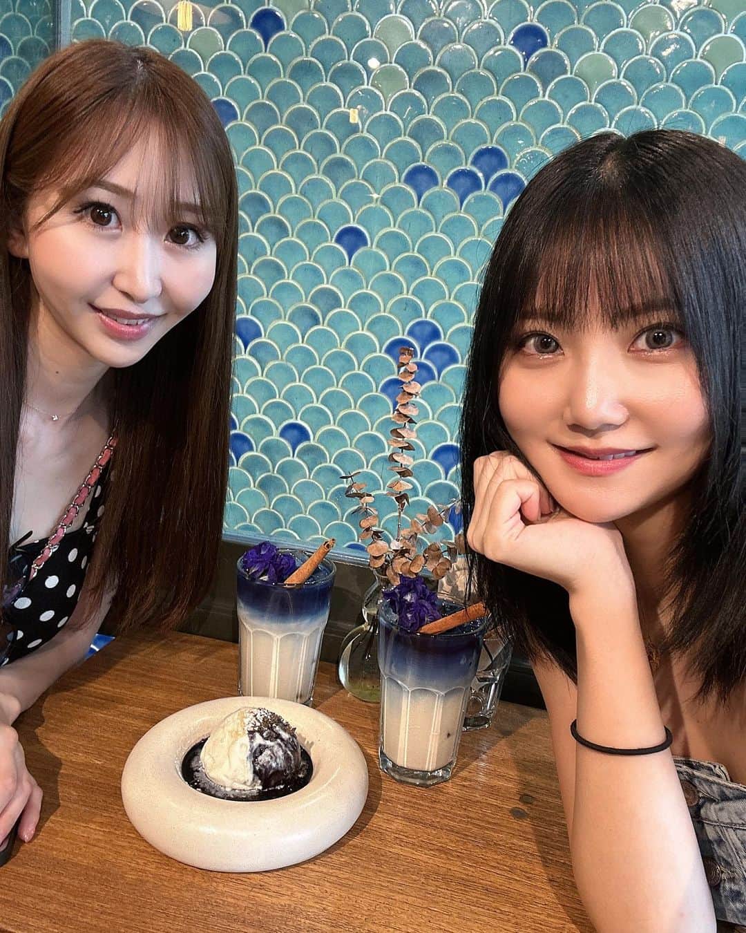 愛咲りりのインスタグラム：「２人とも初めてのタイだよ🇹🇭  行きたかったカフェ💙🤍💙🤍  #thailand #bangkok #hotel #海外旅行 #タイ #バンコク #ホテル #カフェ #cafe #bluewhalecafe」