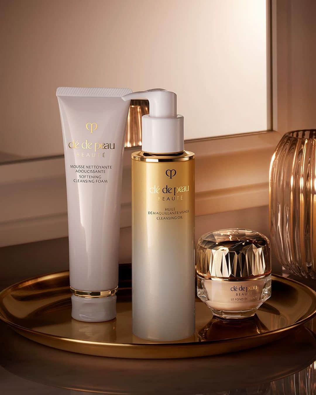 Clé de Peau Beauté Officialさんのインスタグラム写真 - (Clé de Peau Beauté OfficialInstagram)「Preparing your skin before applying makeup is just as important as creating a smooth base with #TheFoundation.  Start your day with the #KeyRadianceCare routine before you apply The Foundation. In the evenings, be sure to cleanse thoroughly with the #CleansingOil to dissolve impurities and makeup. Follow up by washing your face with the #SofteningCleansingFoam, which is enriched with amino acids to gently cleanse your face and leave your skin deeply nourished and moisturized.   クレ・ド・ポー ボーテ #ルフォンドゥタンｎ でハリのある輝きと立体感のある顔立ちを演出するには、メイク前のお肌の準備も重要です。  ル・フォンドゥタンｎを塗る前に、 #キーラディアンスケア の習慣で１日をスタートさせましょう。 夜は、クレ・ド・ポー ボーテ #ユイルデマキアントヴィサージュ でしっかりクレンジングし、ウォータープルーフのメイクアップや毛穴の汚れまでしっかりと取り除きます。 その後、うるおい成分*や天然由来のアミノ酸を含んだ、吸いつくように濃密な泡が肌を優雅に包み込み、しっとりとした肌に洗い上げる洗顔フォーム、クレ・ド・ポー ボーテ #ムースネトワイアントＡｎ で洗い上げましょう。  *W ヒアルロン酸（ヒアルロン酸 Na、アセチルヒアルロン酸 Na)」10月18日 13時00分 - cledepeaubeaute