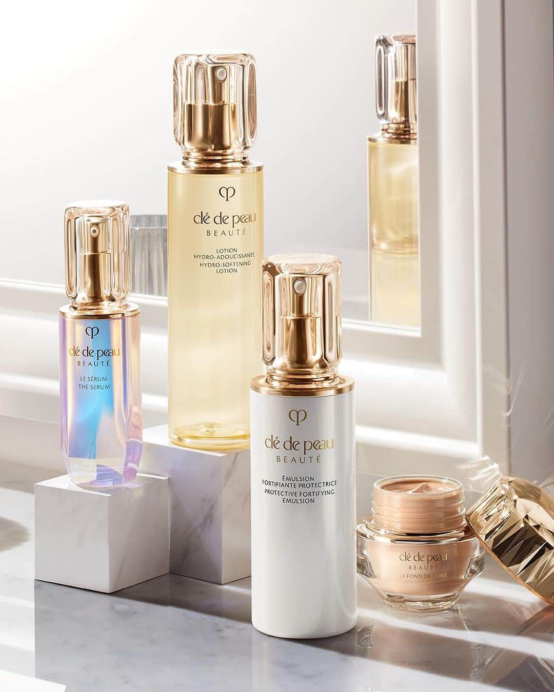 Clé de Peau Beauté Officialさんのインスタグラム写真 - (Clé de Peau Beauté OfficialInstagram)「Preparing your skin before applying makeup is just as important as creating a smooth base with #TheFoundation.  Start your day with the #KeyRadianceCare routine before you apply The Foundation. In the evenings, be sure to cleanse thoroughly with the #CleansingOil to dissolve impurities and makeup. Follow up by washing your face with the #SofteningCleansingFoam, which is enriched with amino acids to gently cleanse your face and leave your skin deeply nourished and moisturized.   クレ・ド・ポー ボーテ #ルフォンドゥタンｎ でハリのある輝きと立体感のある顔立ちを演出するには、メイク前のお肌の準備も重要です。  ル・フォンドゥタンｎを塗る前に、 #キーラディアンスケア の習慣で１日をスタートさせましょう。 夜は、クレ・ド・ポー ボーテ #ユイルデマキアントヴィサージュ でしっかりクレンジングし、ウォータープルーフのメイクアップや毛穴の汚れまでしっかりと取り除きます。 その後、うるおい成分*や天然由来のアミノ酸を含んだ、吸いつくように濃密な泡が肌を優雅に包み込み、しっとりとした肌に洗い上げる洗顔フォーム、クレ・ド・ポー ボーテ #ムースネトワイアントＡｎ で洗い上げましょう。  *W ヒアルロン酸（ヒアルロン酸 Na、アセチルヒアルロン酸 Na)」10月18日 13時00分 - cledepeaubeaute