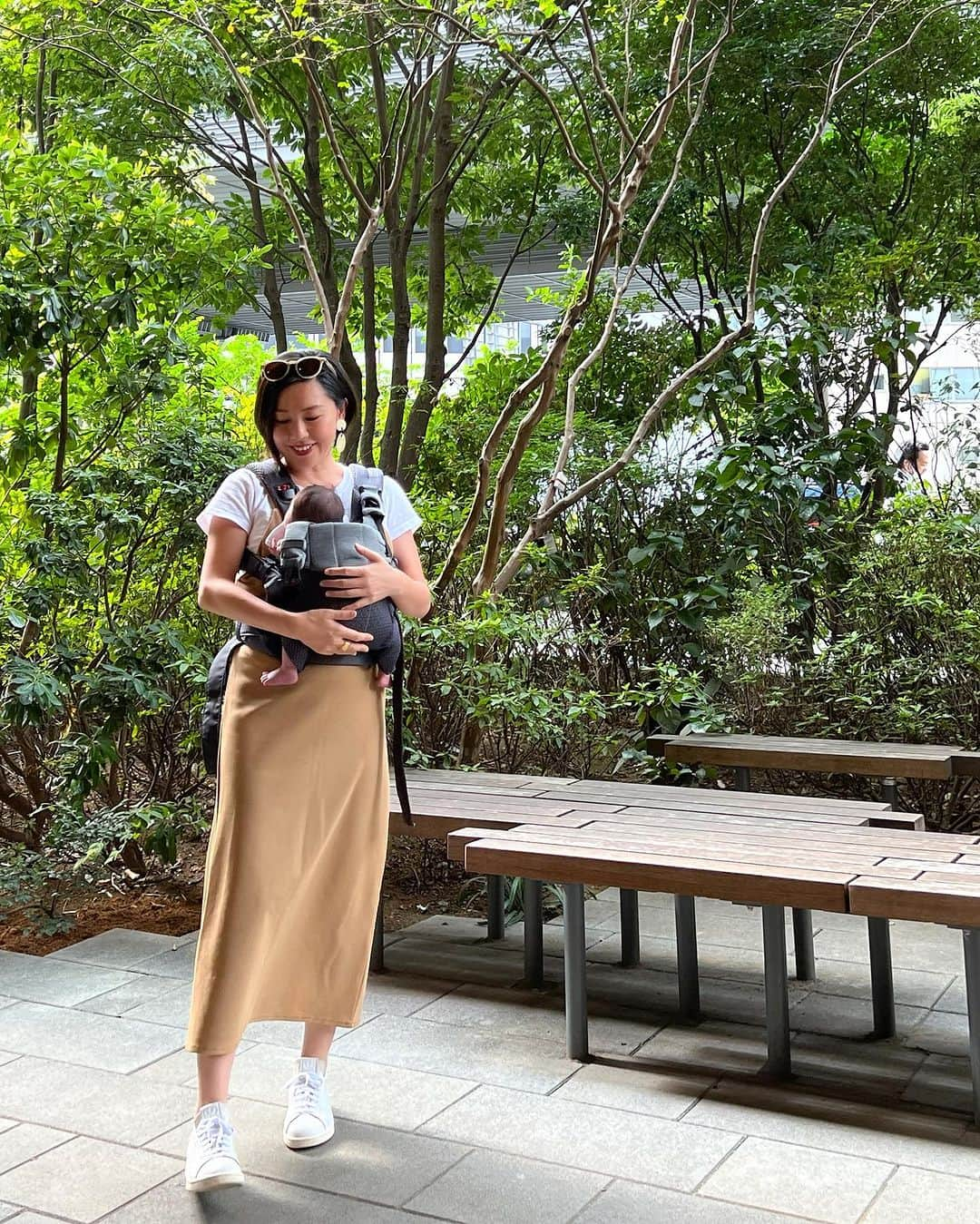 Hiroe Hiranoさんのインスタグラム写真 - (Hiroe HiranoInstagram)「東京へ🗼 ベビーつれて👶お久しぶりなアメリカ大使館へ🇺🇸  年内にアメリカに戻るので、手続きが色々ありまして。 無事に申請が終わりました✨👏  そのまま….長年住んでいたこの場所に。 港区の西麻布へ。  まぁ、いろんな思い出がよみがえっきて。 なんとも感慨深い感覚に✨  想像もしてなかった、わたしの後ろ姿😆　  当時を知っている皆さん。新鮮な絵ではないでしょーか🤭笑  DUAL LIFEしていたジェットセッター時代が懐かしい✈️  あの頃があるから、今がある。  これが、私の人生だ。  流れているんだよなぁー、すべて。  そして、これからも。  Somaを連れて、また旅をたくさんしたいし、 葉山とカリフォルニアで、実りある思い出作ろうね💎  ⁡ #mywellbeing #マイウェルビーイング #family #家族　#アクティブバース #life #love #国際結婚 #ハーブベイビー」10月5日 18時43分 - hiroe_hirano