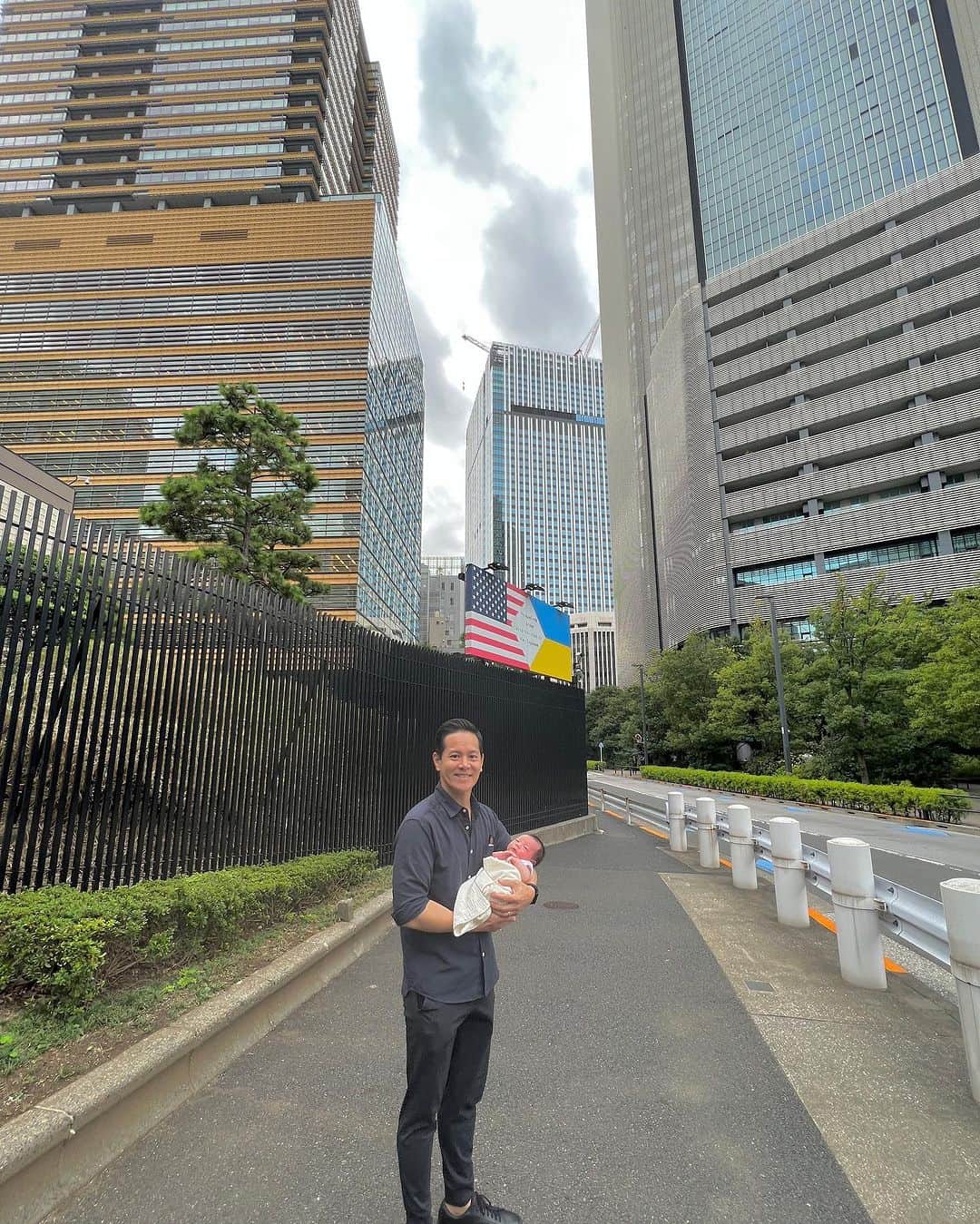 Hiroe Hiranoさんのインスタグラム写真 - (Hiroe HiranoInstagram)「東京へ🗼 ベビーつれて👶お久しぶりなアメリカ大使館へ🇺🇸  年内にアメリカに戻るので、手続きが色々ありまして。 無事に申請が終わりました✨👏  そのまま….長年住んでいたこの場所に。 港区の西麻布へ。  まぁ、いろんな思い出がよみがえっきて。 なんとも感慨深い感覚に✨  想像もしてなかった、わたしの後ろ姿😆　  当時を知っている皆さん。新鮮な絵ではないでしょーか🤭笑  DUAL LIFEしていたジェットセッター時代が懐かしい✈️  あの頃があるから、今がある。  これが、私の人生だ。  流れているんだよなぁー、すべて。  そして、これからも。  Somaを連れて、また旅をたくさんしたいし、 葉山とカリフォルニアで、実りある思い出作ろうね💎  ⁡ #mywellbeing #マイウェルビーイング #family #家族　#アクティブバース #life #love #国際結婚 #ハーブベイビー」10月5日 18時43分 - hiroe_hirano