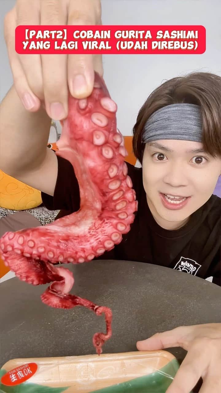 そこらへん元気のインスタグラム：「Part2 Makan Kaki Gurita Sashimi yg lagi viral🐙 Siapa yang berani makan Gurita sashimi?🙋‍♂️  *Recipe "Gurita Mixed Rice" 2 cup of rice Airnya agak kurang dari garis 2 Shoyu 2 sendok besar Bubuk Dashi no Moto 10g Sake & Mirin 1 sendok besar (Muslim ga usah pakai) Garam 1 sendok kecil Gula 1 sendok kecil Gurita potong 150g Jahe potong 2 buah Terus masak nasi biasa aja  #gurita #guritasashimi #guritamentah #viralindonesia #genkibanget #japanese #japanesefood」