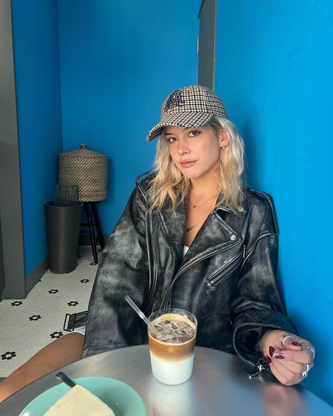 のインスタグラム：「☕️🥕💙 　 　 新しいカフェができてた☕️🤍 　　 @marginalman_clothing のキャップが秋っぽくてすき🍂 　  いつも聞かれるリップは @elfcosmetics のリッププランピンググロスのモカだよ💋 　　 　　   #marginalman #cap  #ad #marginalman_clothing」