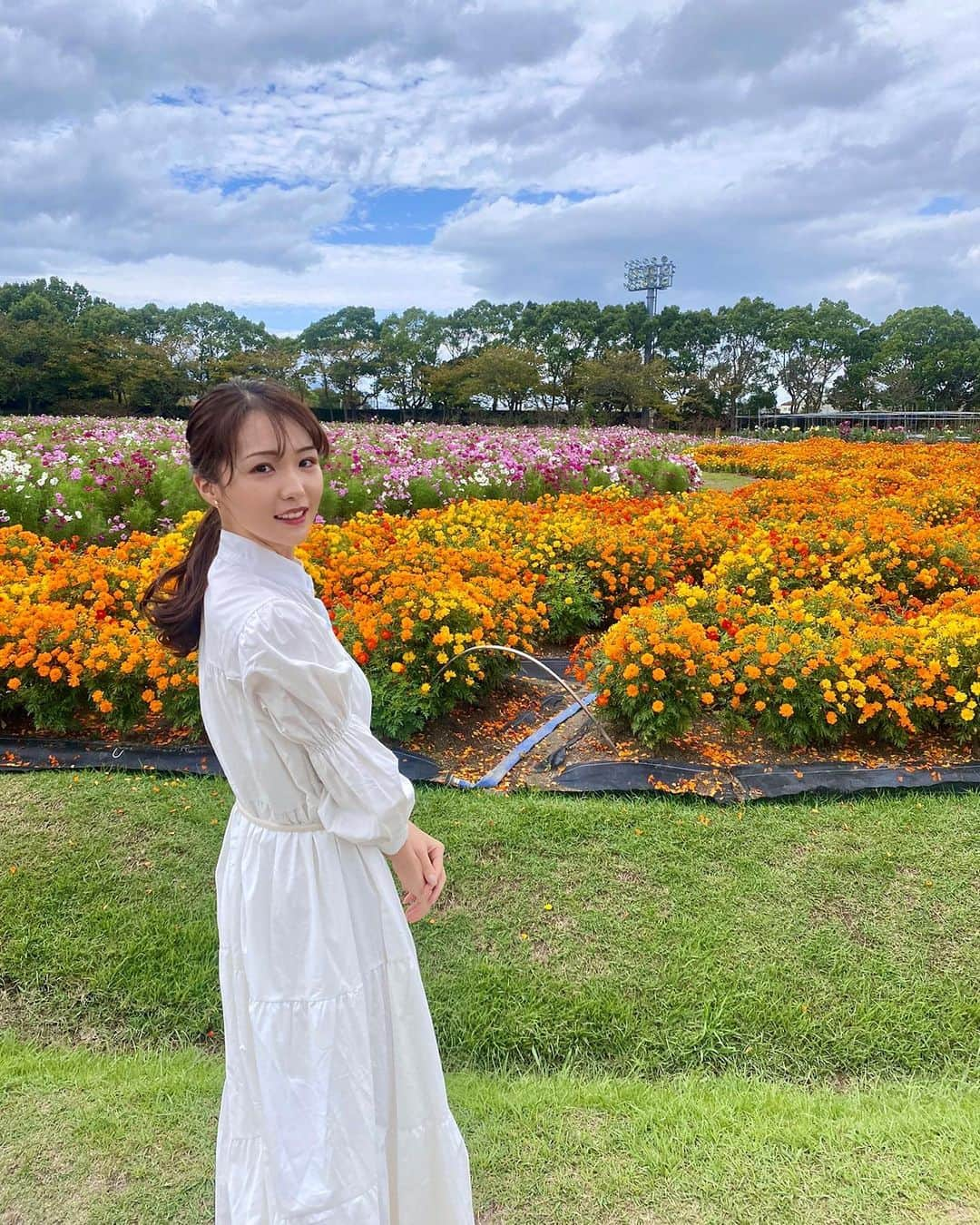 柴田美奈さんのインスタグラム写真 - (柴田美奈Instagram)「. 今日のニュースONE中継は #なばなの里 から、 今週ぐっと開花が進んだ、コスモスをご紹介しました🌼 秋の風が気持ちよかった〜！🍂 ⁡ コスモスのライトアップは、 10/20(金)までを予定しているそうです!! ⁡」10月5日 18時44分 - mina__shibata