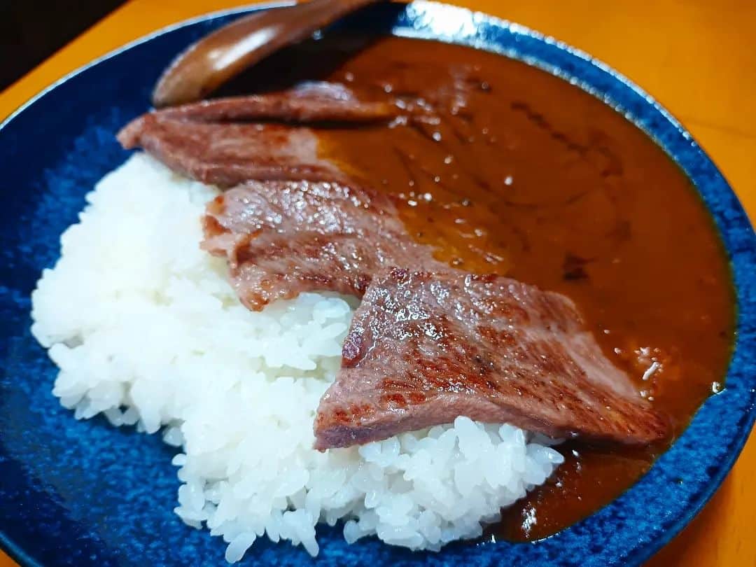 松本隆博のインスタグラム：「。⁡ ⁡牛ステーキカレー🍛⁡ ⁡（〃＾∇＾）o_彡☆⁡ ⁡なんてステーキな響きなんだろう、⁡ ⁡そしてとろける美味さだ。。⁡⁡ ⁡いただきマース😋😋😋😋😋⁡ ⁡⁡ ⁡還暦少年 松本隆博 ⁡」
