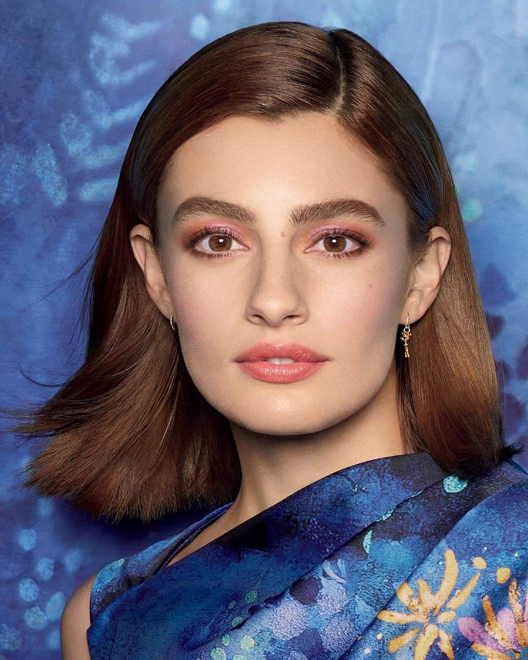 Clé de Peau Beauté Officialさんのインスタグラム写真 - (Clé de Peau Beauté OfficialInstagram)「Our 2023 Holiday Collection–“Toward the Horizon– is a masterpiece designed by the incredibly talented @KatieRodgers, who was inspired by the enchanting beauty of the underwater world.   This limited edition series features your favorite CPB products, with Katie’s intricate, dreamlike illustrations lovingly woven into every aspect of the collection. Whether you get it as a gift for a special someone –or for yourself–you know each set is a celebration of beauty, art and love ❤️   クレ・ド・ポー ボーテ 2023 ホリデーコレクション 「Toward the Horizon」～さらに先へ、輝く未来を信じて～ は、ケイティ ロジャース氏（@KatieRodgers）が童話「人魚姫」にインスパイアされてつくられたコレクションです。 今回のコレクションは、あなたのお気に入りのクレ・ド・ポー ボーテのアイテムのパッケージに、ケイティ ロジャース氏の繊細さと大胆さを併せ持つ、強くエレガントなアートワーク、そしてその大胆なブラシのタッチと豊かな色彩が描き出されています。 自分へのご褒美として、どのアイテムも美と芸術が融合したコレクションであることを実感していただけることでしょう❤️」10月23日 13時00分 - cledepeaubeaute