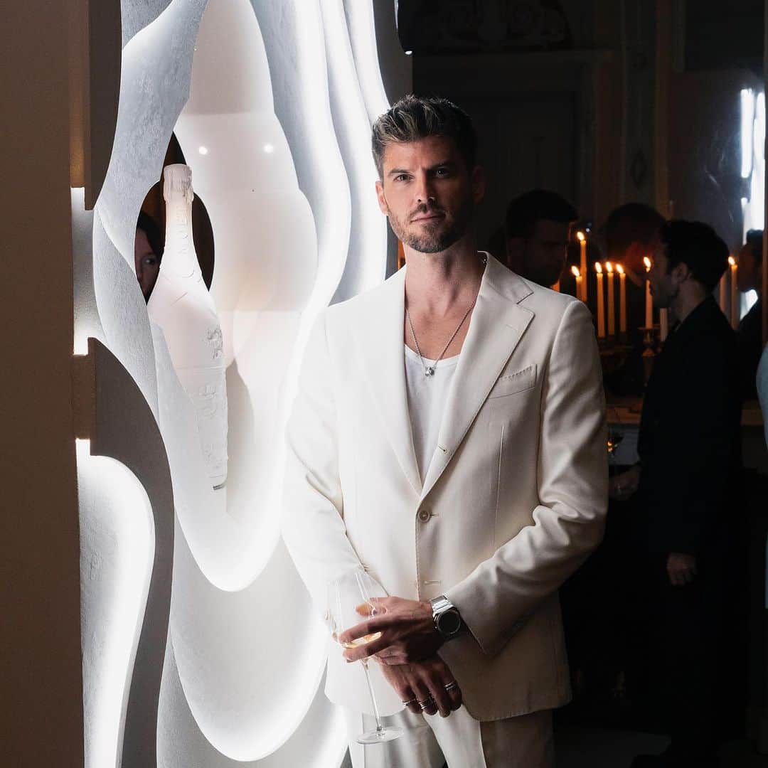 Moët & Chandon Officialさんのインスタグラム写真 - (Moët & Chandon OfficialInstagram)「Celebrating a historic milestone. Contemporary American artist Daniel Arsham and Moët & Chandon Cellar Master Benoît Gouez co-hosted another quintessentially Parisian soirée as a tribute to Collection Impériale Creation No. 1. Ambassadors and Friends of House including Fanny Bourdette Donon, Kennedy Yanko & Samuel Kareem Baptist, Pam Quinones, Sarah Andelman and Kevin Lutolf raised a toast to this fruitful collaboration, transcending any conventional notion of time.  #CollectionImperiale #MoetChandon @danielarsham  This material is not intended to be viewed by persons under the legal alcohol drinking age or in countries with restrictions on advertising on alcoholic beverages. ENJOY MOËT RESPONSIBLY.」10月5日 18時46分 - moetchandon