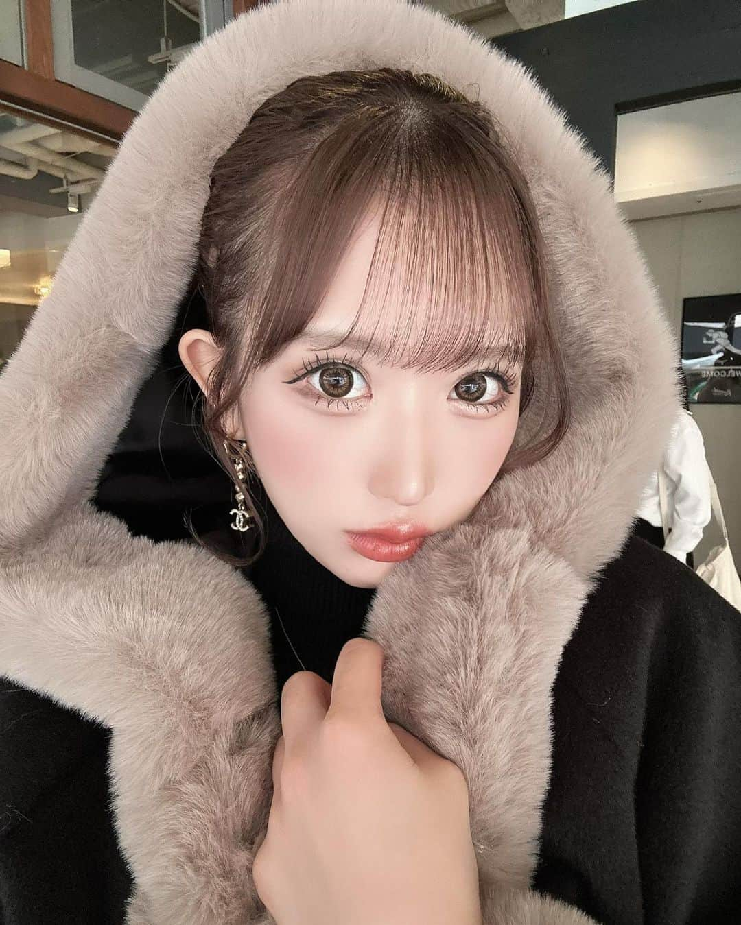 伊藤桃々さんのインスタグラム写真 - (伊藤桃々Instagram)「ふわふわフードかぶってる写真毎年恒例⛄️🤍  カラコン👀 @hotel_lovers.official  あざとブラウン  パリジェンヌ👀 @lapis_chihiro   まつ毛美容液👀 @rm_lash_   小顔矯正🌿‬ @eden.tokyo.official  @k.z.m528_eden   このアウター2色とも絶対げっとする可愛すぎて優勝だった..新作🫶🤍 @cherimi_official   まだまだ新作撮影中ですお楽しみに❤️」10月5日 18時47分 - __peachstagram__