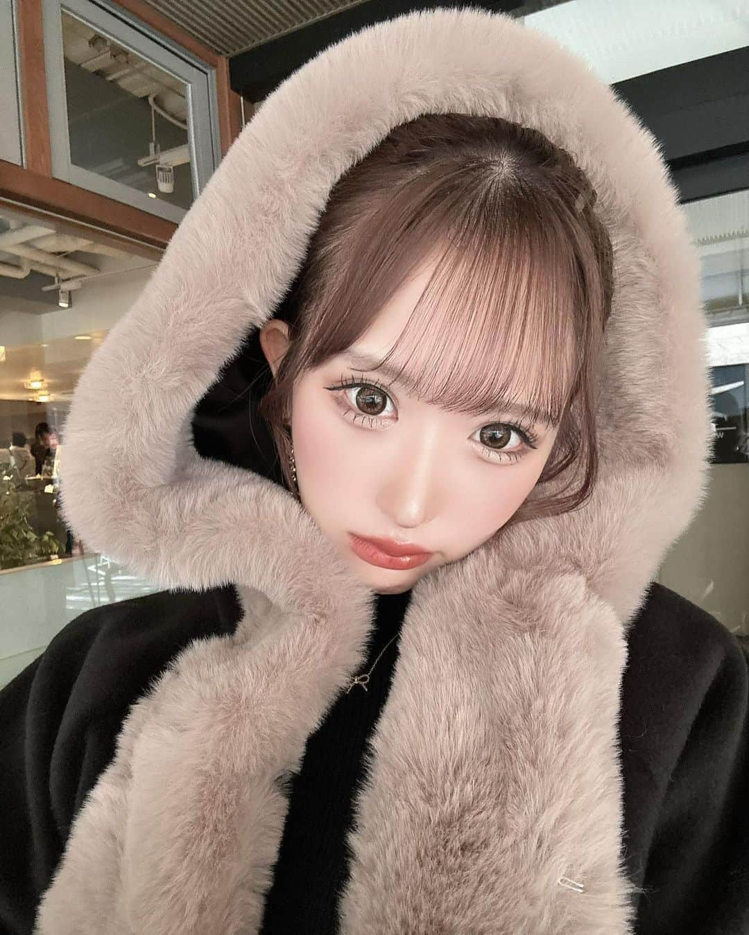 伊藤桃々のインスタグラム：「ふわふわフードかぶってる写真毎年恒例⛄️🤍  カラコン👀 @hotel_lovers.official  あざとブラウン  パリジェンヌ👀 @lapis_chihiro   まつ毛美容液👀 @rm_lash_   小顔矯正🌿‬ @eden.tokyo.official  @k.z.m528_eden   このアウター2色とも絶対げっとする可愛すぎて優勝だった..新作🫶🤍 @cherimi_official   まだまだ新作撮影中ですお楽しみに❤️」