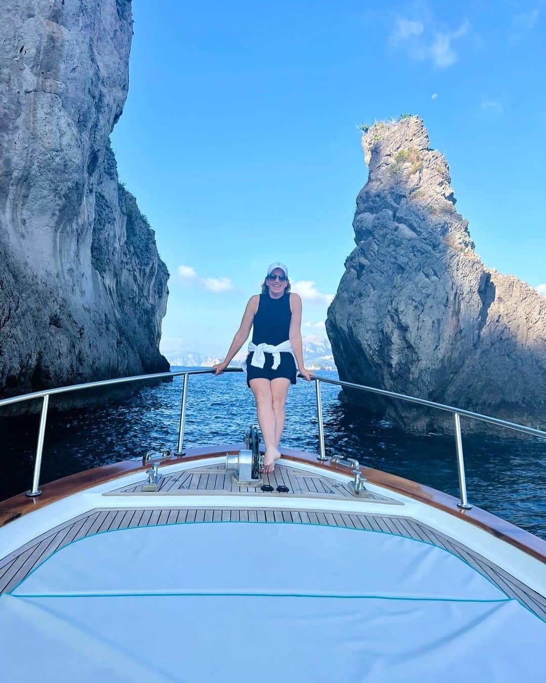 ジュリ・インクスターのインスタグラム：「Got to tour Praiano, Positano, & the Island of Capri by boat instead of walking those stairs. #energyefficient #crushinit #boatbar」