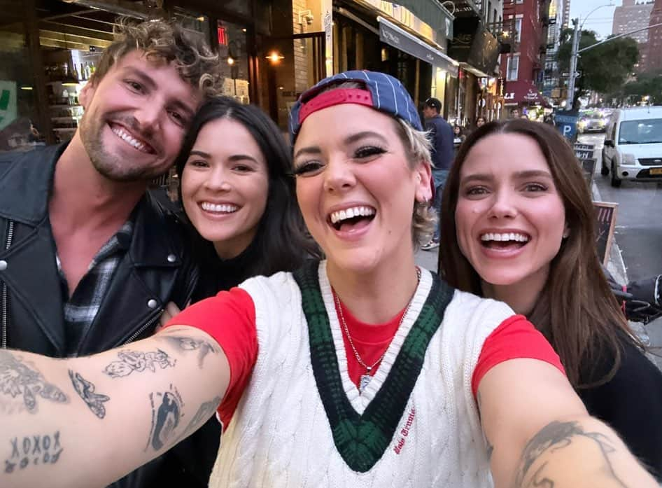 ソフィア・ブッシュさんのインスタグラム写真 - (ソフィア・ブッシュInstagram)「It’s @bettywho’s birthday today! And last week a few of us were doing a twirl through NYC and we brought #RunForBetty to BROADWAY! Seeing one of my favorite humans do what they were born to do is officially one of my favorite New York moments ever. Congratulations boo. You’re a BIG star! @hadestown, well done!! 🌹 #Hadestown #BettyWho #BroadwayBaby #BroadwayBETTY」10月6日 5時41分 - sophiabush