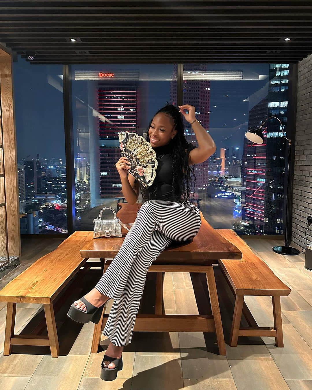 アシュリー・ヘンダーソンのインスタグラム：「When In Singapore🪭🏮🥢」