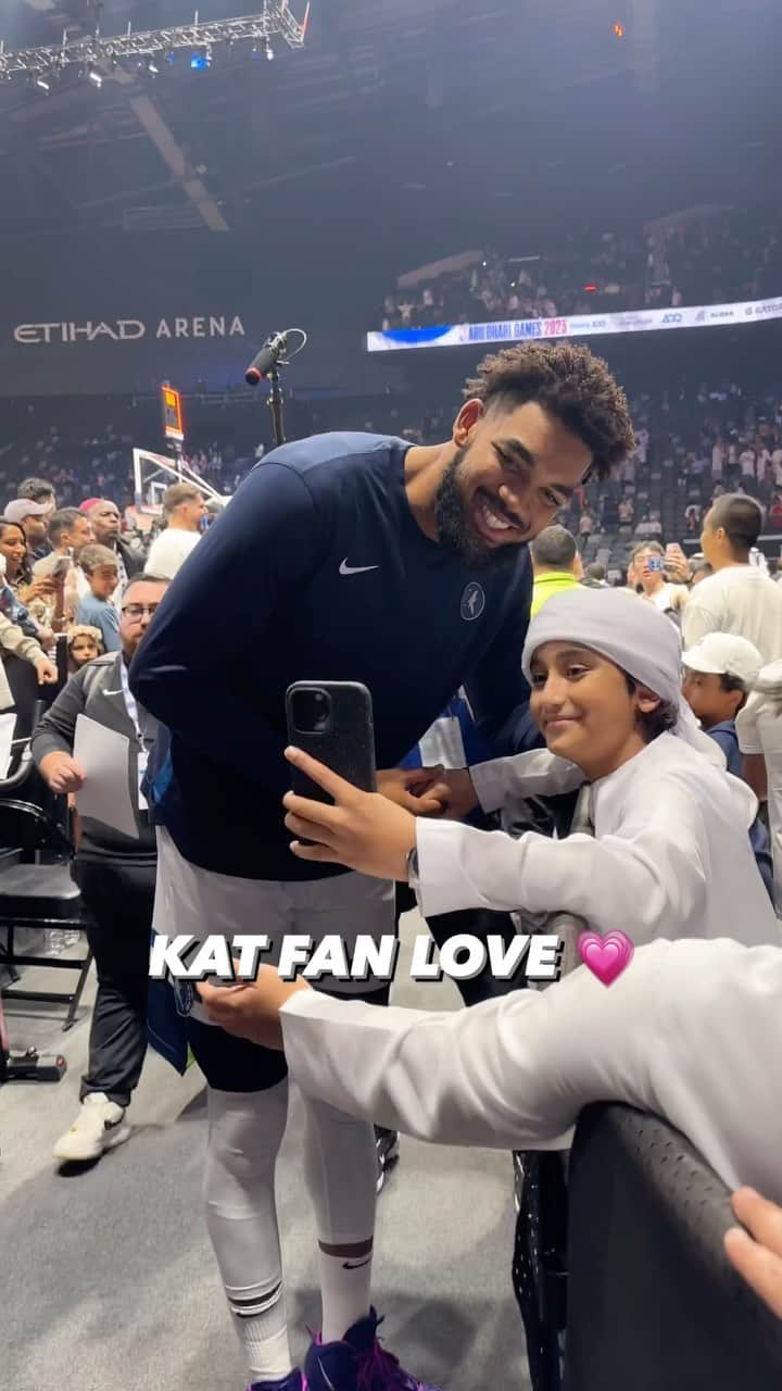 カール＝アンソニー・タウンズのインスタグラム：「@karltowns showing love to the fans after his 20 point performance at #NBAinAbuDhabi 👏」