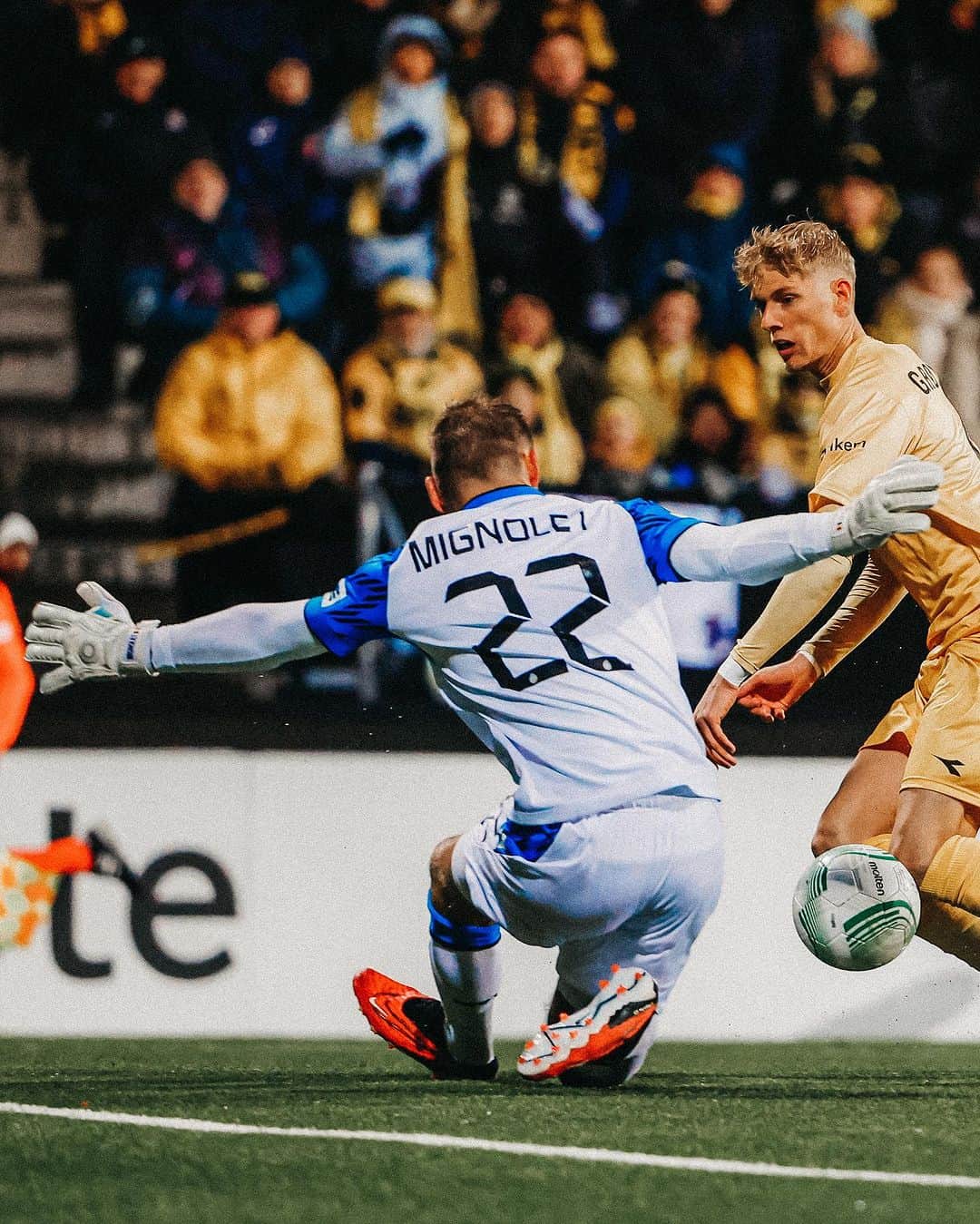 シモン・ミニョレさんのインスタグラム写真 - (シモン・ミニョレInstagram)「Great fight from the team to get an away victory and a clean sheet in Europe.👊🏻💙🖤 #BluvnGoan」10月6日 4時19分 - 22mignolet22